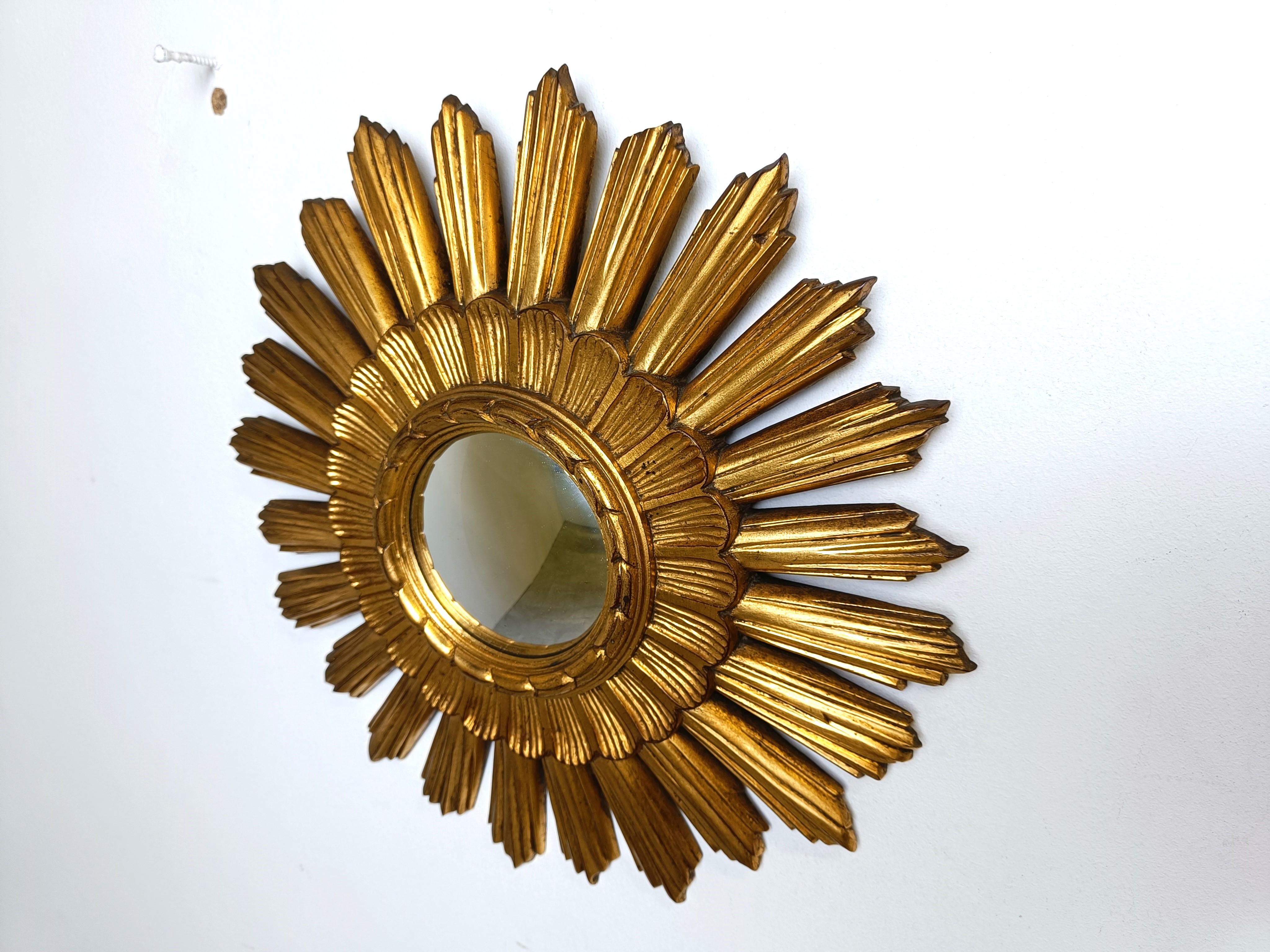 Espejo dorado sunburst vintage, años 60 en venta 5