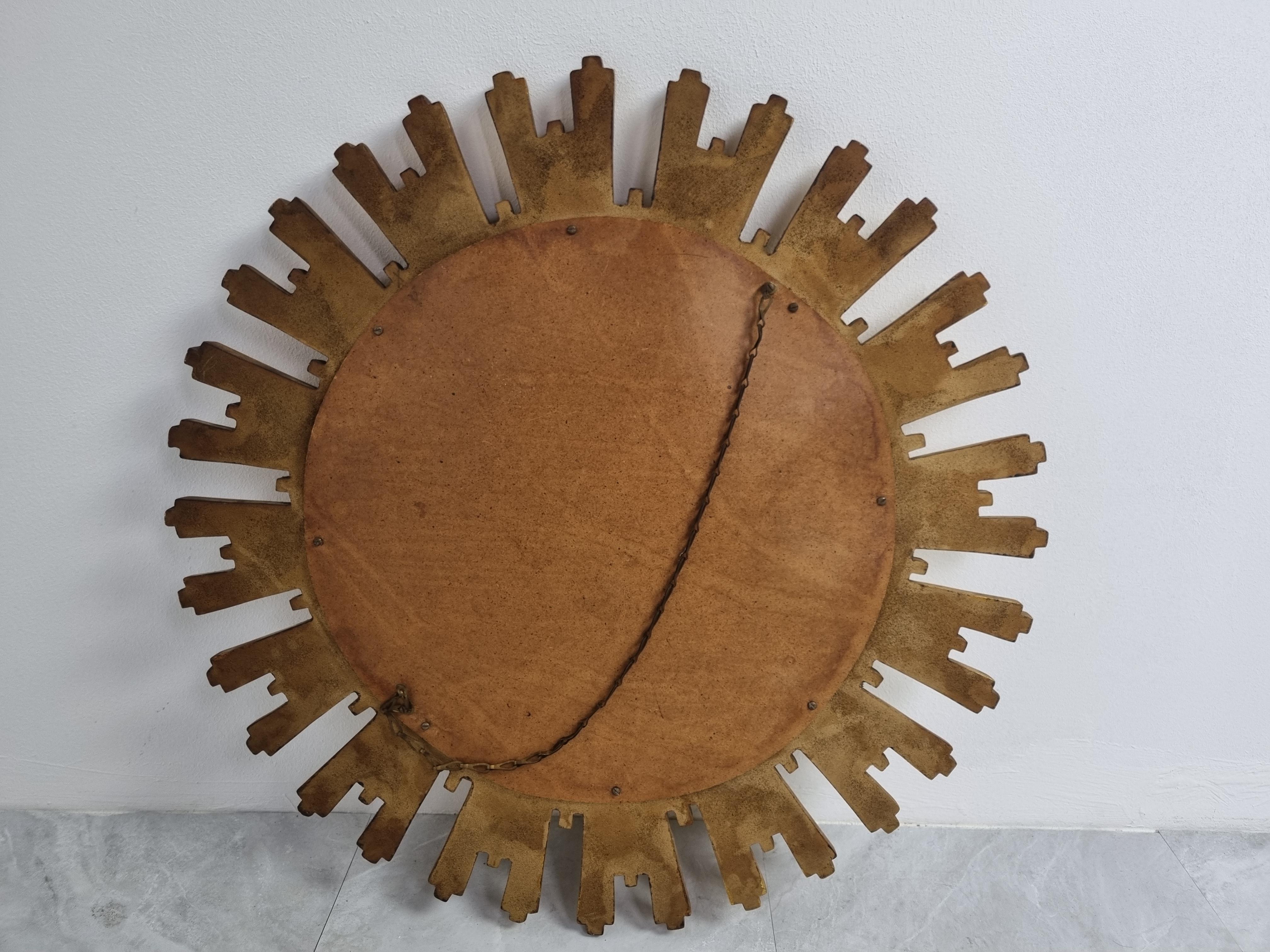 Heavy gilded resin sunburst mirror with convex mirror glass.

The golden mirror is in a good condition.

1960s - made in Belgium.

Dimensions:
Diameter: 55cm/ 21.6