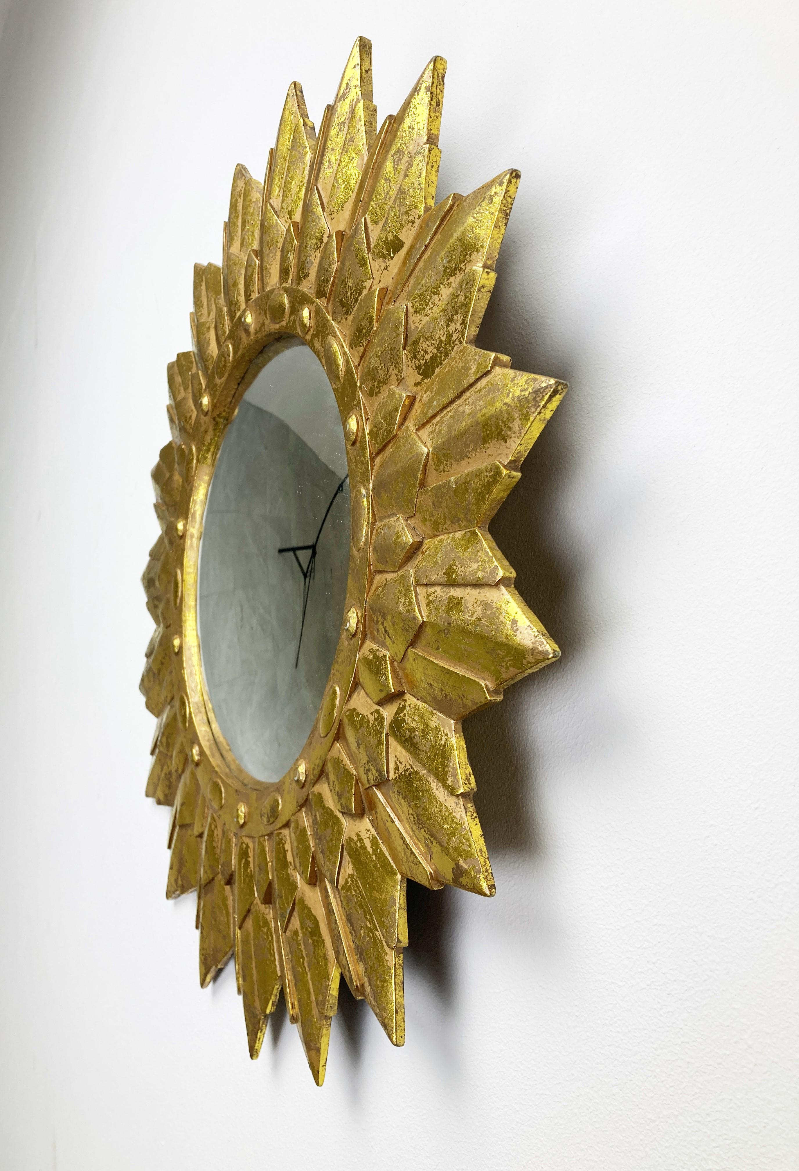 Miroir soleil en résine dorée avec verre miroir convexe.

Le miroir doré est en très bon état, magnifiquement patiné.

Années 1960 - fabriqué en Belgique.

Dimensions :
Diamètre : 50 cm.

    