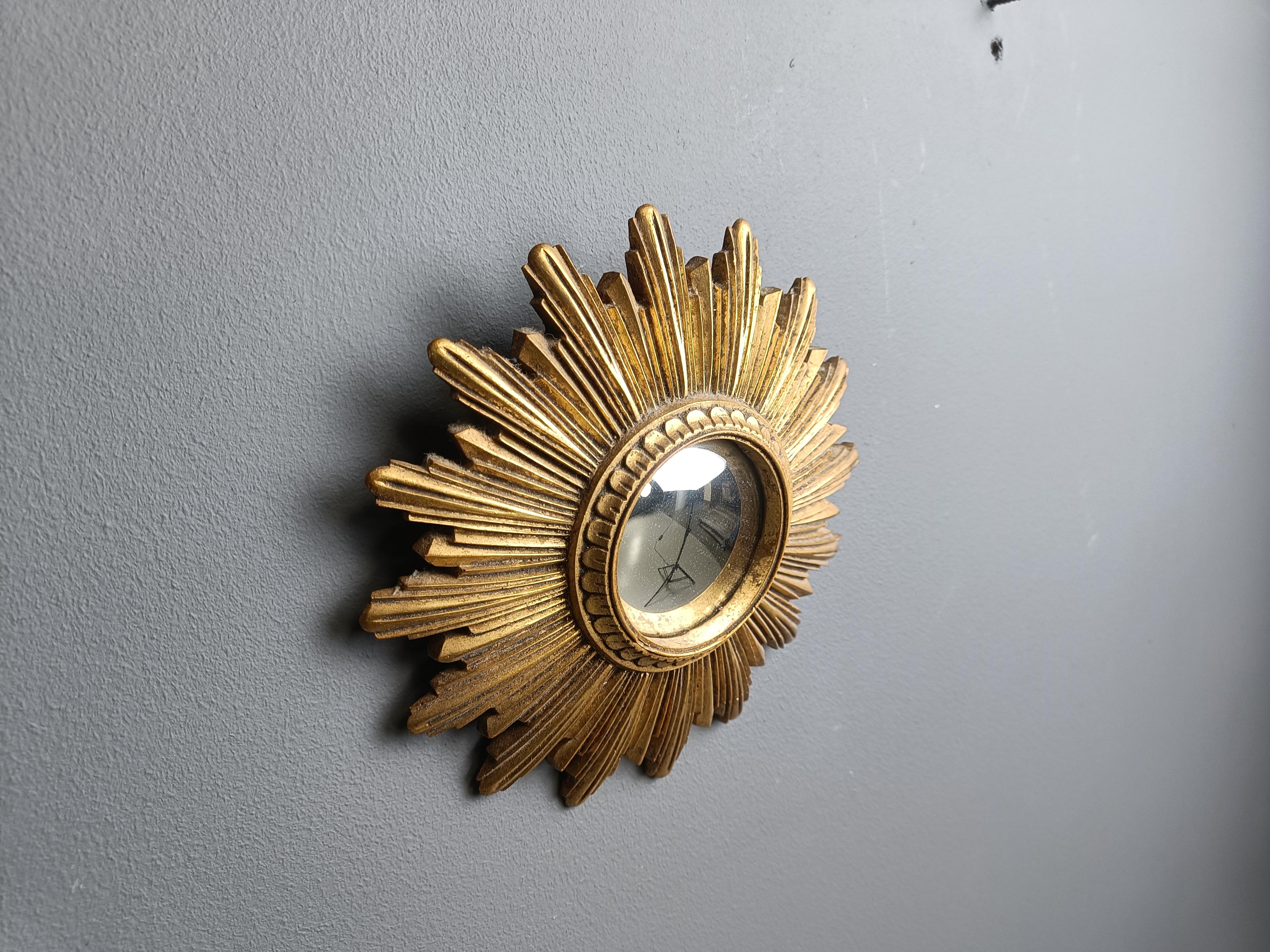 Specchio a raggiera in resina dorata con vetro a specchio convesso.

Lo specchio d'oro è in buone condizioni.

Anni '60 - prodotto in Belgio.

Dimensioni:
Diametro: 25 cm

Rif.: 84654611
53