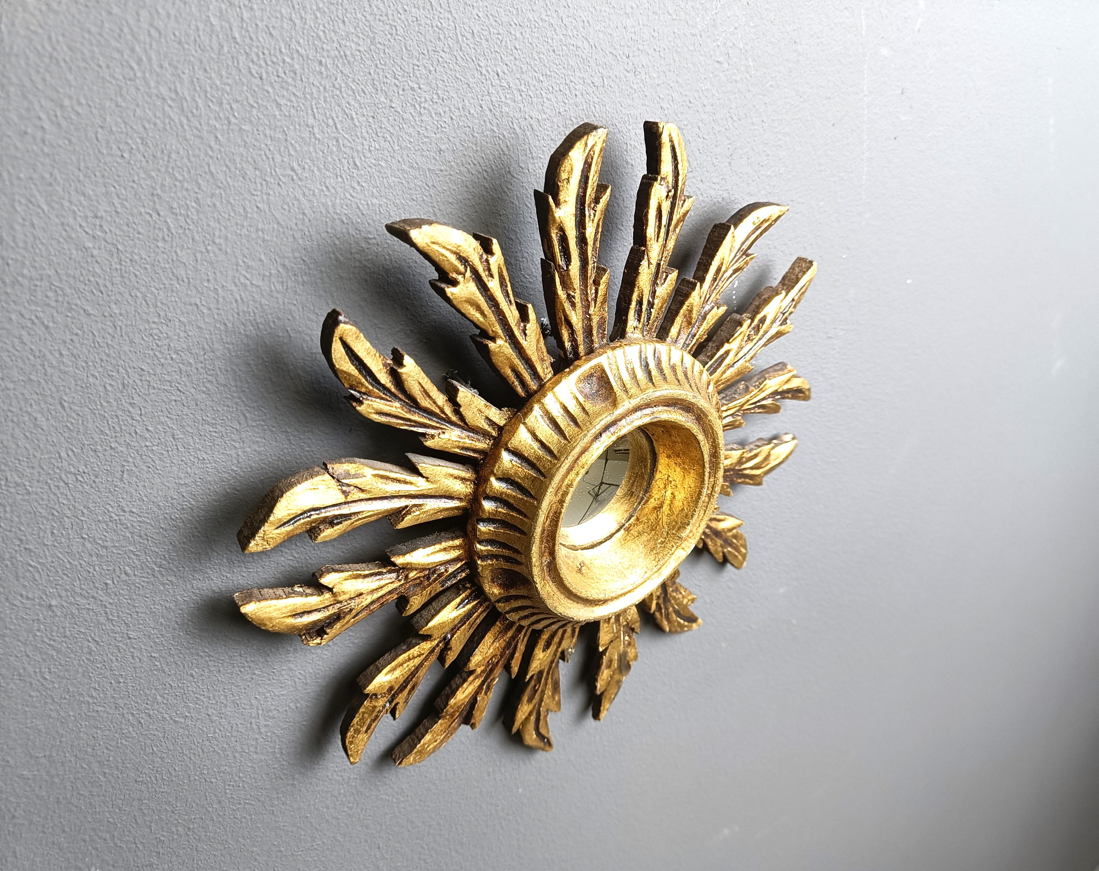 Gilded resin sunburst mirror with convex mirror glass.

The golden mirror is in a good condition.

1960s - made in Belgium.

Dimensions:
Diameter: 25cm

Ref.: 84654611
53