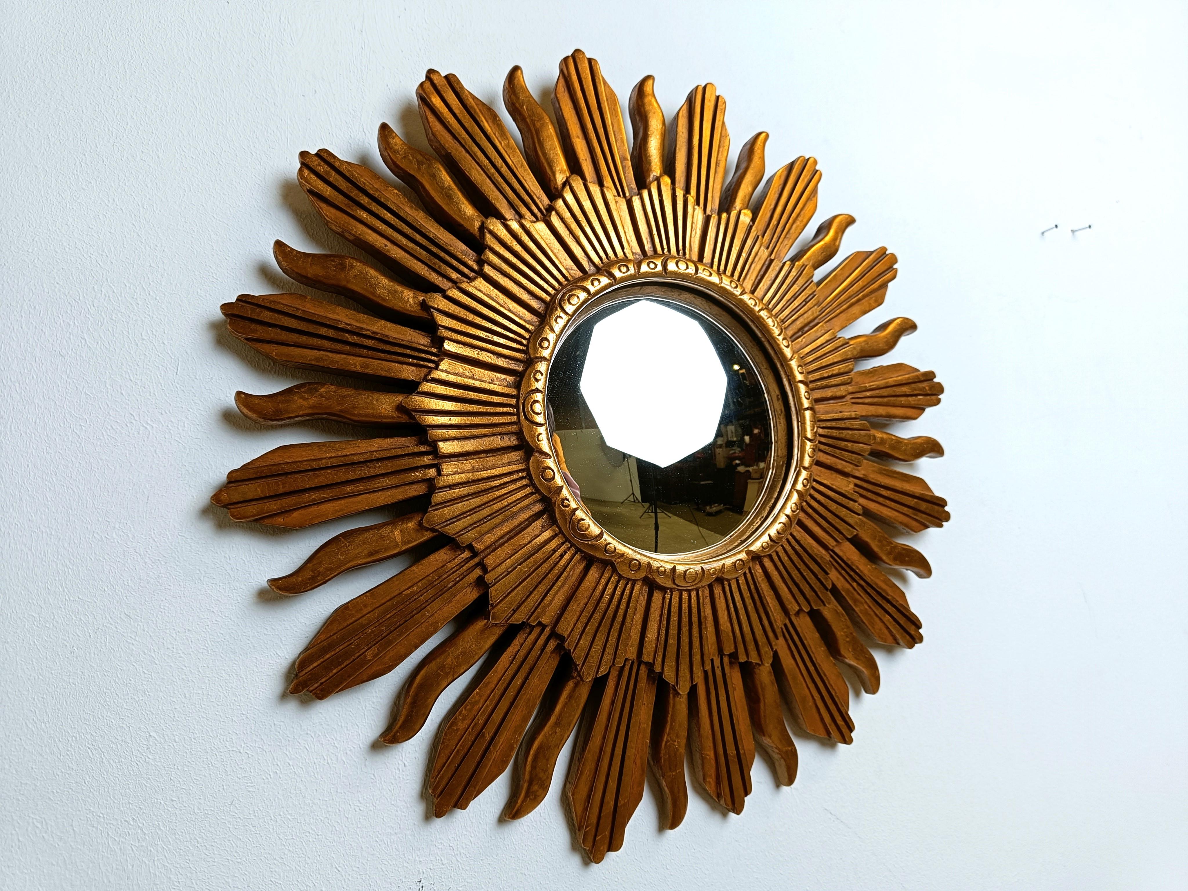 Specchio a raggiera in resina dorata con vetro a specchio convesso.

Lo specchio d'oro è in buone condizioni.

Anni '60 - prodotto in Belgio.

Dimensioni:
Diametro: 48 cm

Rif:  84654522
21