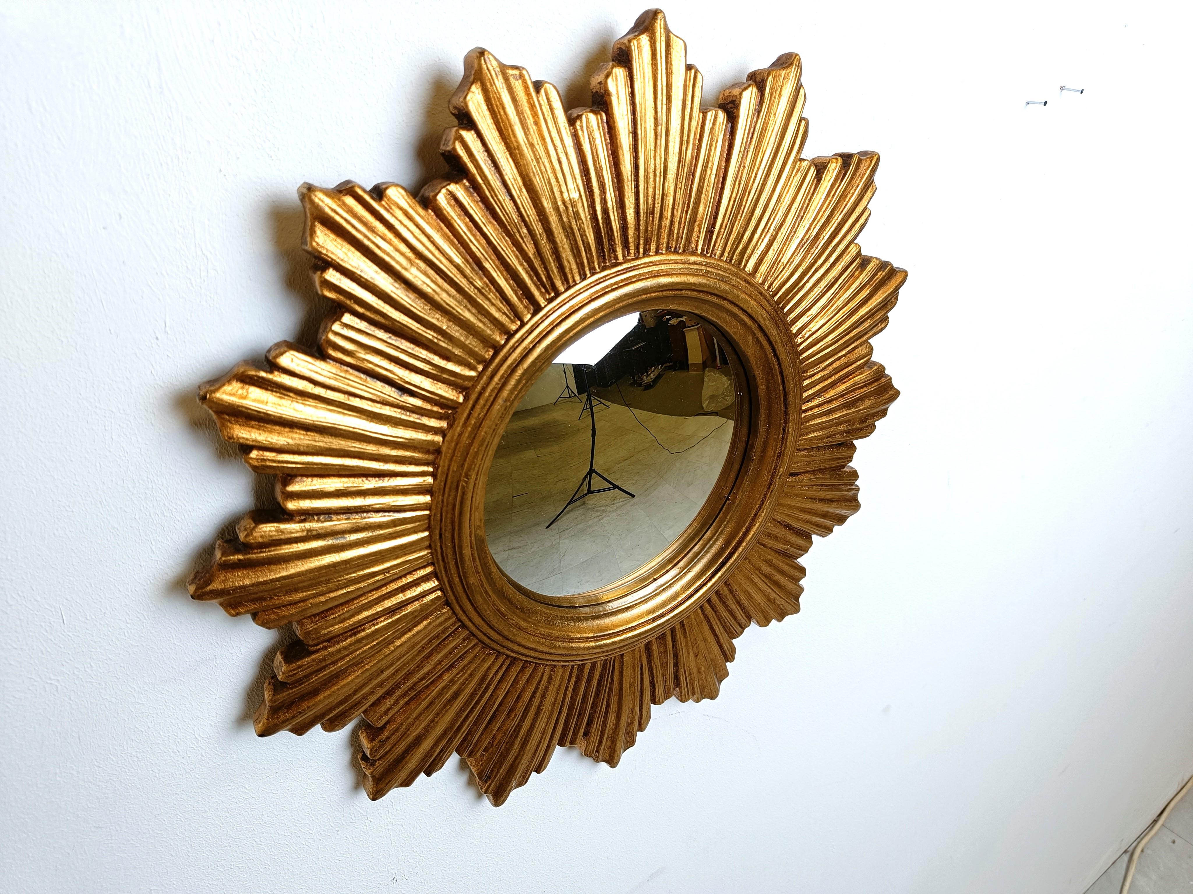 
Gilded resin sunburst mirror with convex mirror glass.

The golden mirror is in a good condition.

1960s - made in Belgium.

Dimensions:
Diameter: 47cm

Ref.: 84654524
25