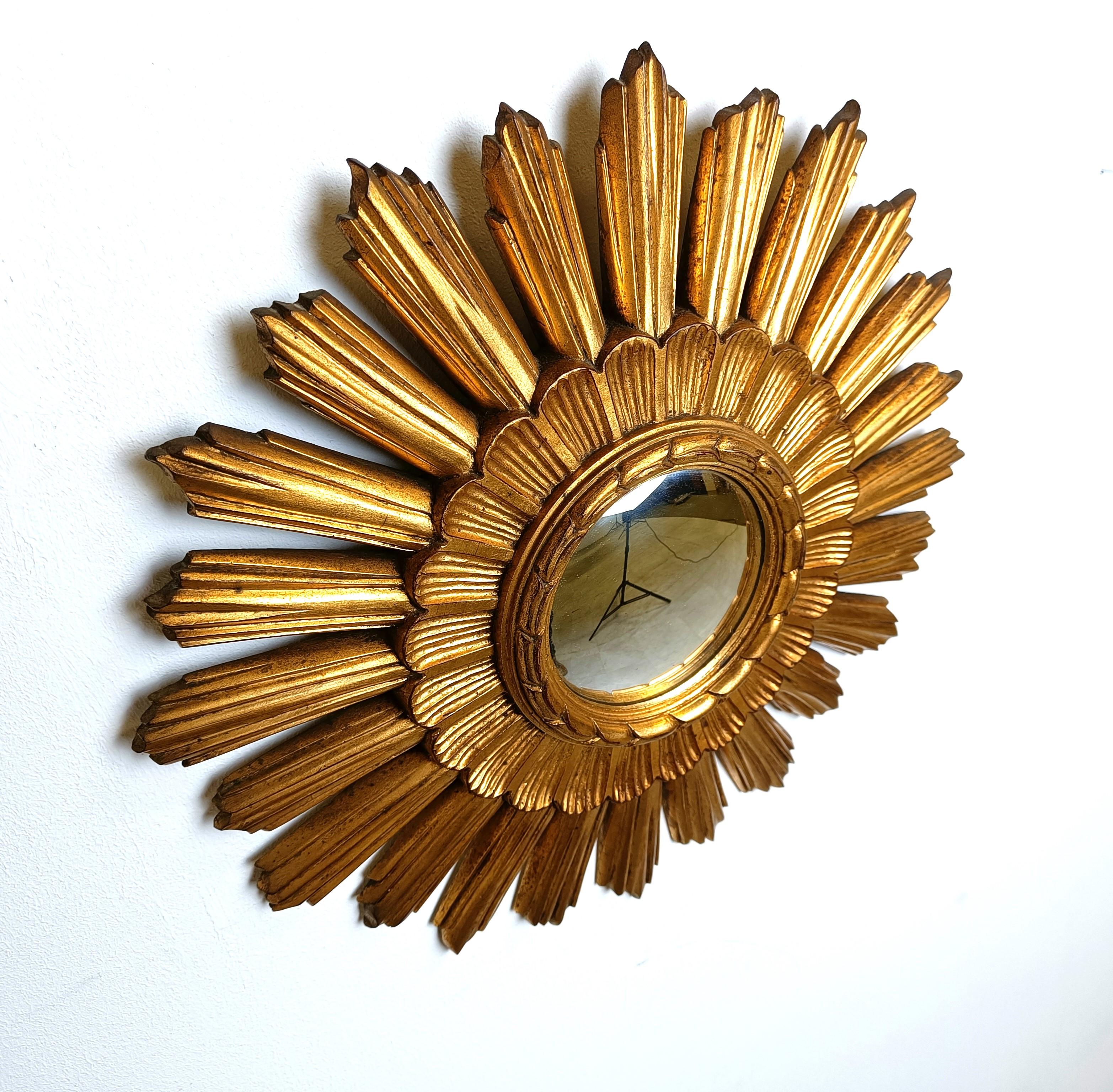 Espejo de sol de resina con cristal de espejo convexo.

El espejo está en buen estado.

Años 60 - fabricado en Bélgica.

Dimensiones:
Diámetro: 43 cm

Referencia: 84654535
40-41