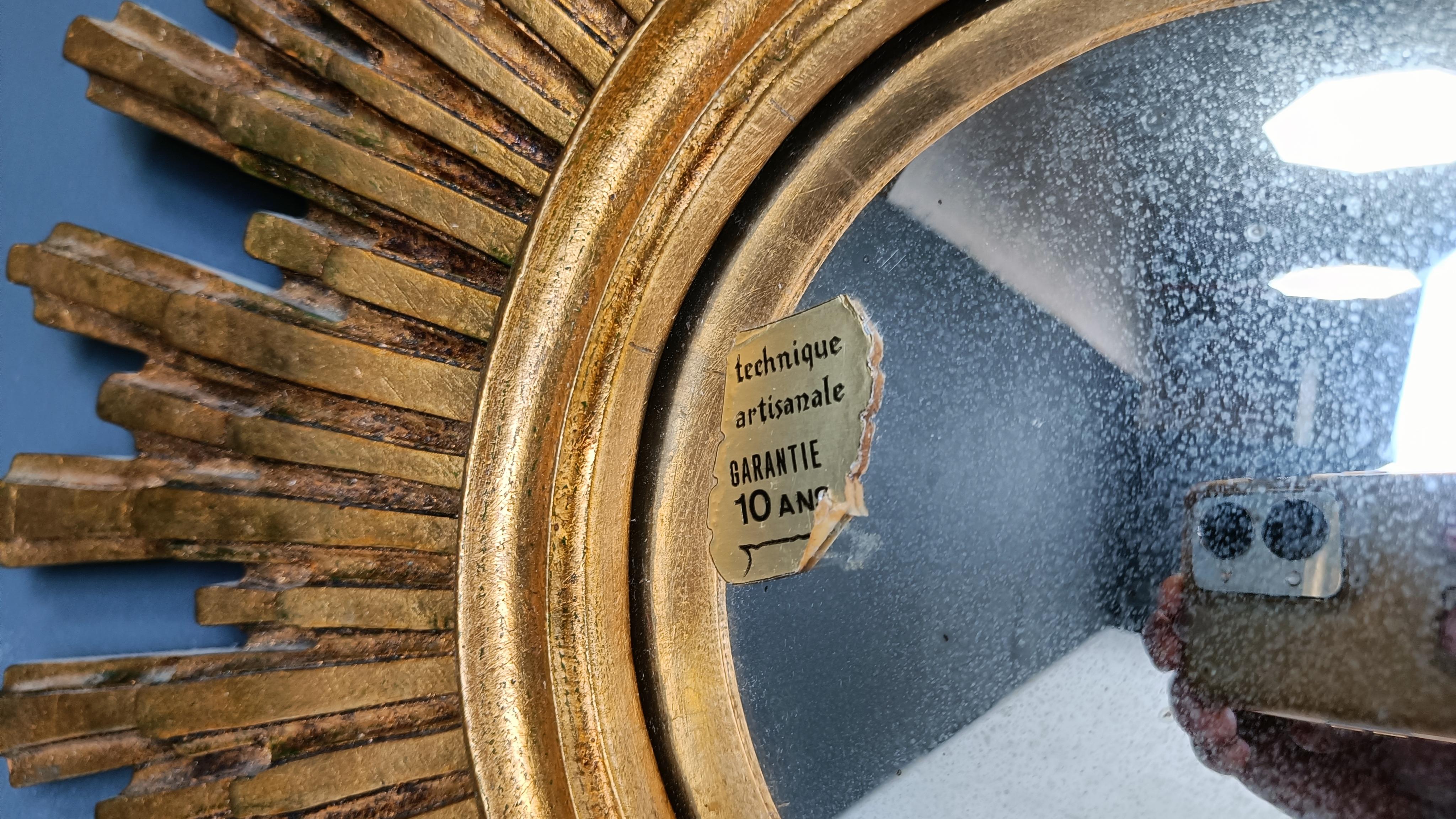 Miroir soleil en résine dorée avec verre miroir convexe.

Le miroir doré est en bon état. - Miroir magnifiquement patiné, avec encore une partie de l'autocollant d'origine.

Années 1960 - fabriqué en Belgique.

Dimensions :
Diamètre : 55cm/