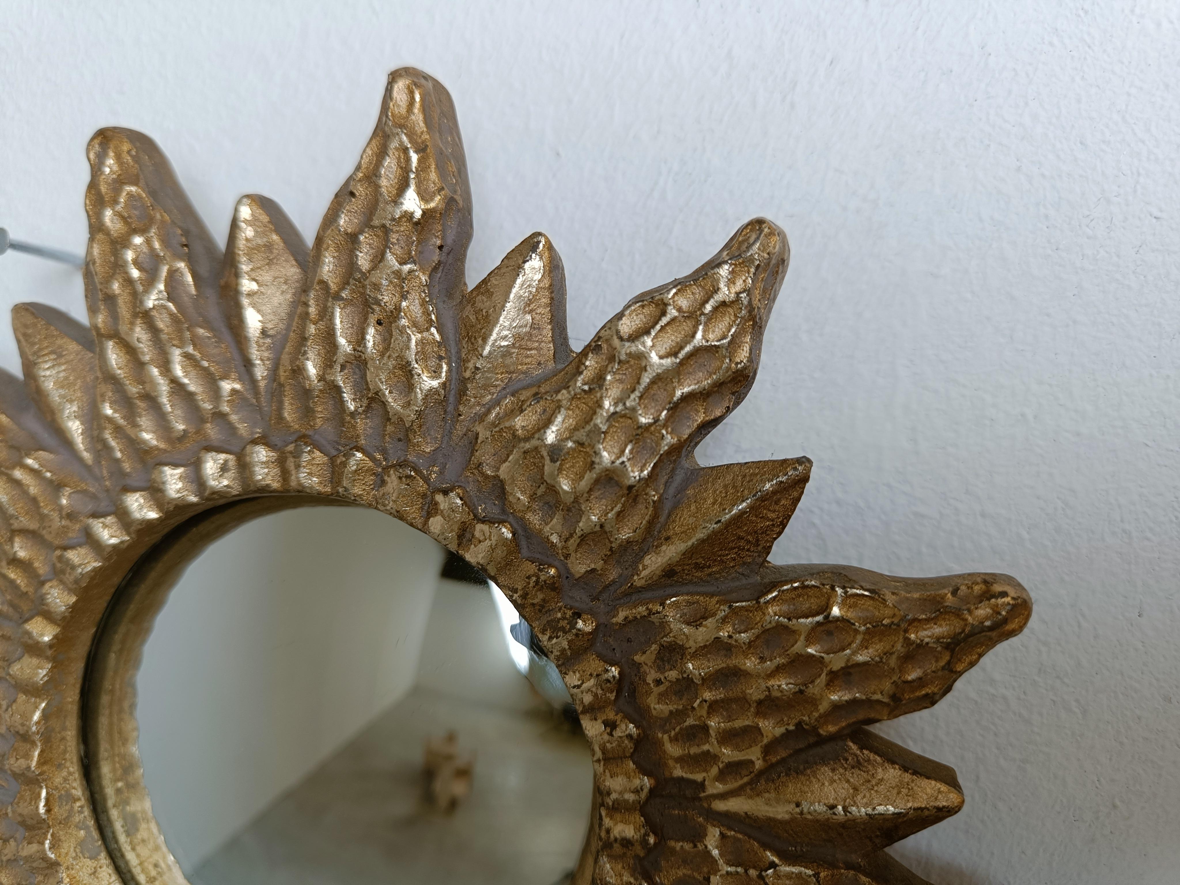 
Specchio a raggiera in resina dorata con vetro a specchio convesso.

Lo specchio d'oro è in buone condizioni.

Anni '60 - prodotto in Belgio.

Dimensioni:
Diametro: 17 cm

Rif:  87456410

Rif.: 51