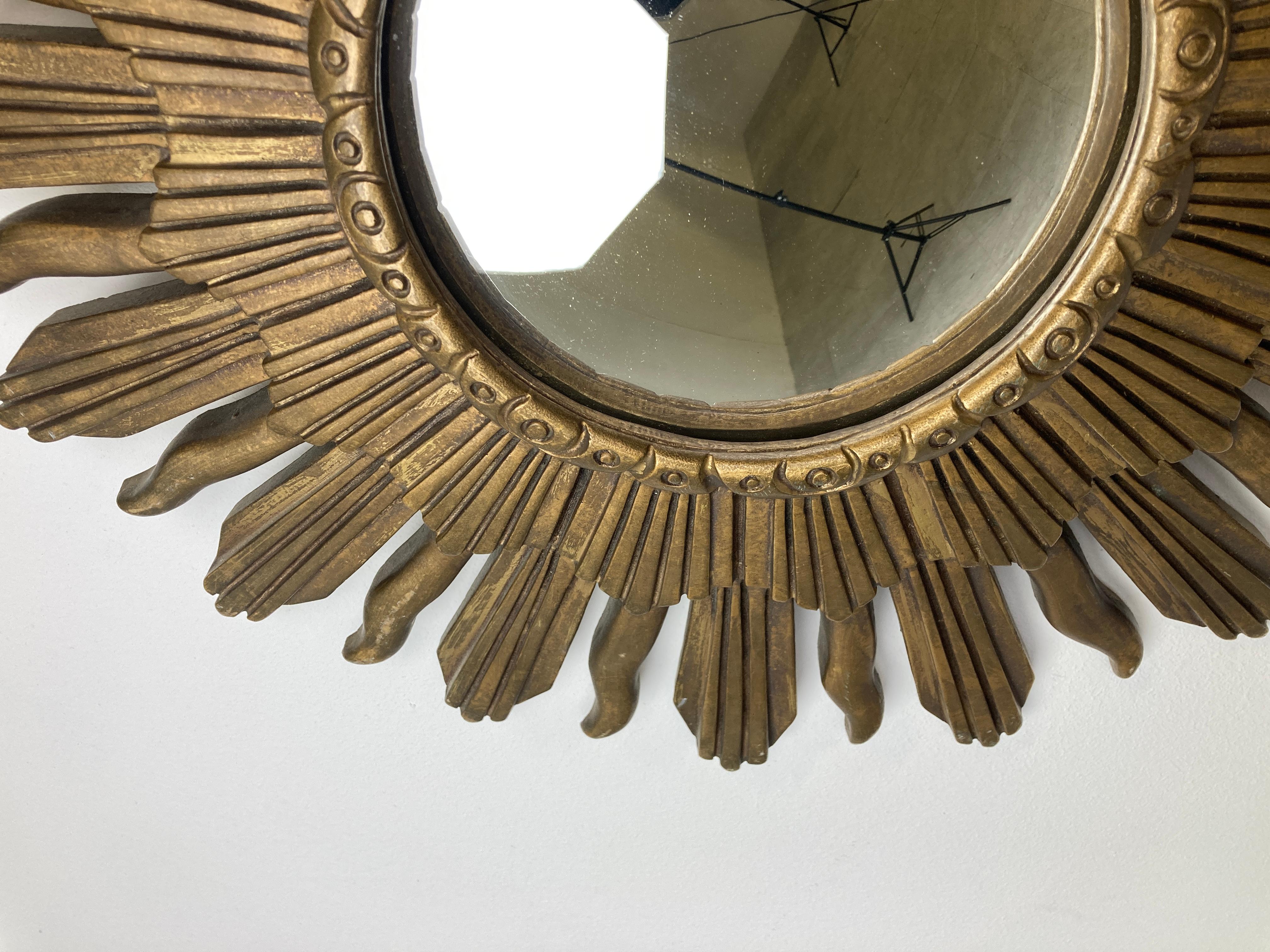 Spiegel mit Sonnenschliff aus vergoldetem Harz und konvexem Spiegelglas.

Der goldene Spiegel ist in einem guten Zustand.

1960er Jahre - hergestellt in Belgien.

Abmessungen:
Durchmesser: 47cm/18.50