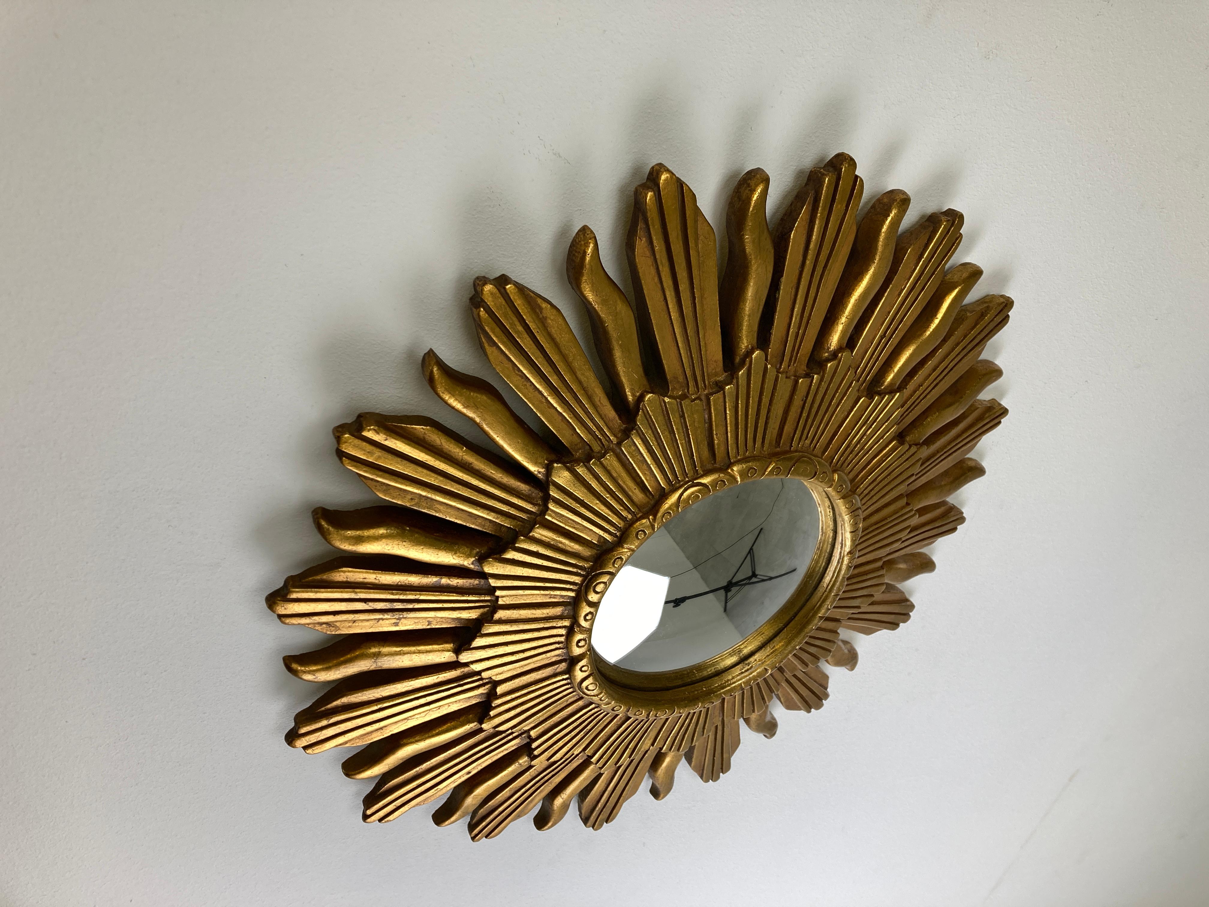 Miroir soleil en résine dorée avec verre miroir convexe.

Le miroir doré est en bon état.

Années 1960 - fabriqué en Belgique.

Dimensions :
Diamètre : 47cm/18.50
