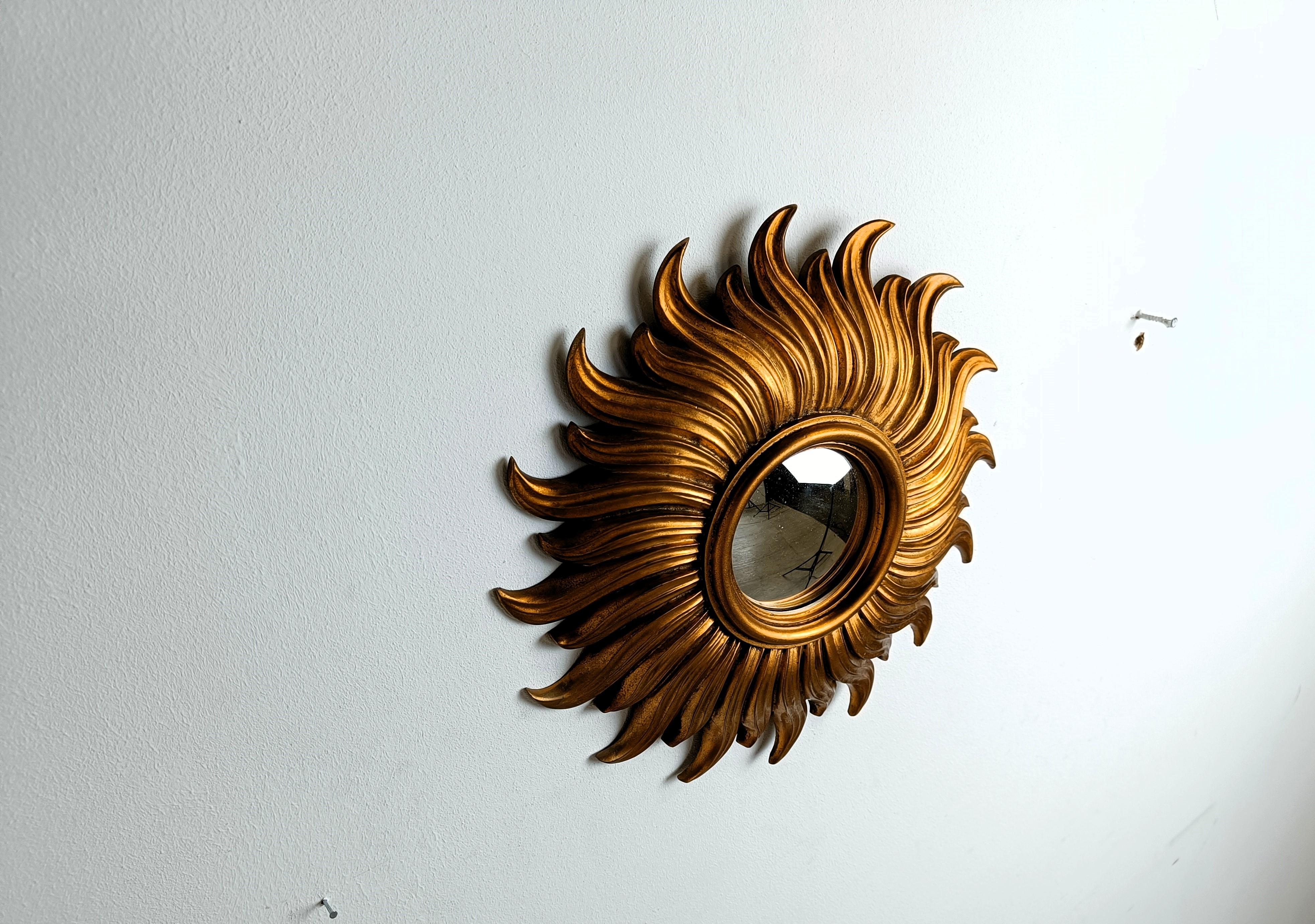 Miroir soleil en résine dorée avec verre miroir convexe.

Le miroir doré est en bon état.

Années 1960 - fabriqué en Belgique.

Dimensions :
Diamètre : 35 cm

Réf :  87456414

Référence : 1