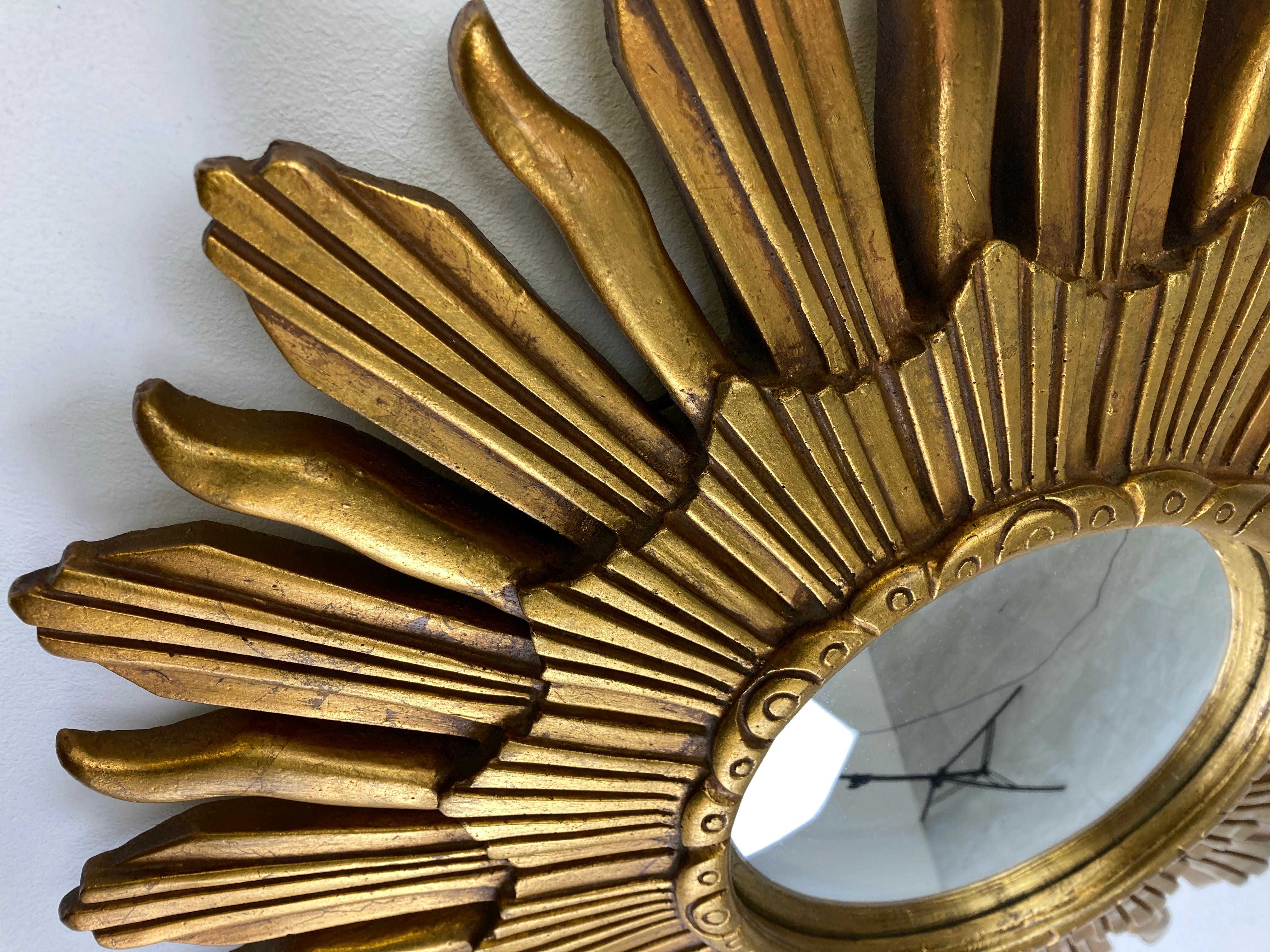 Belge Miroir vintage doré en forme de soleil en vente
