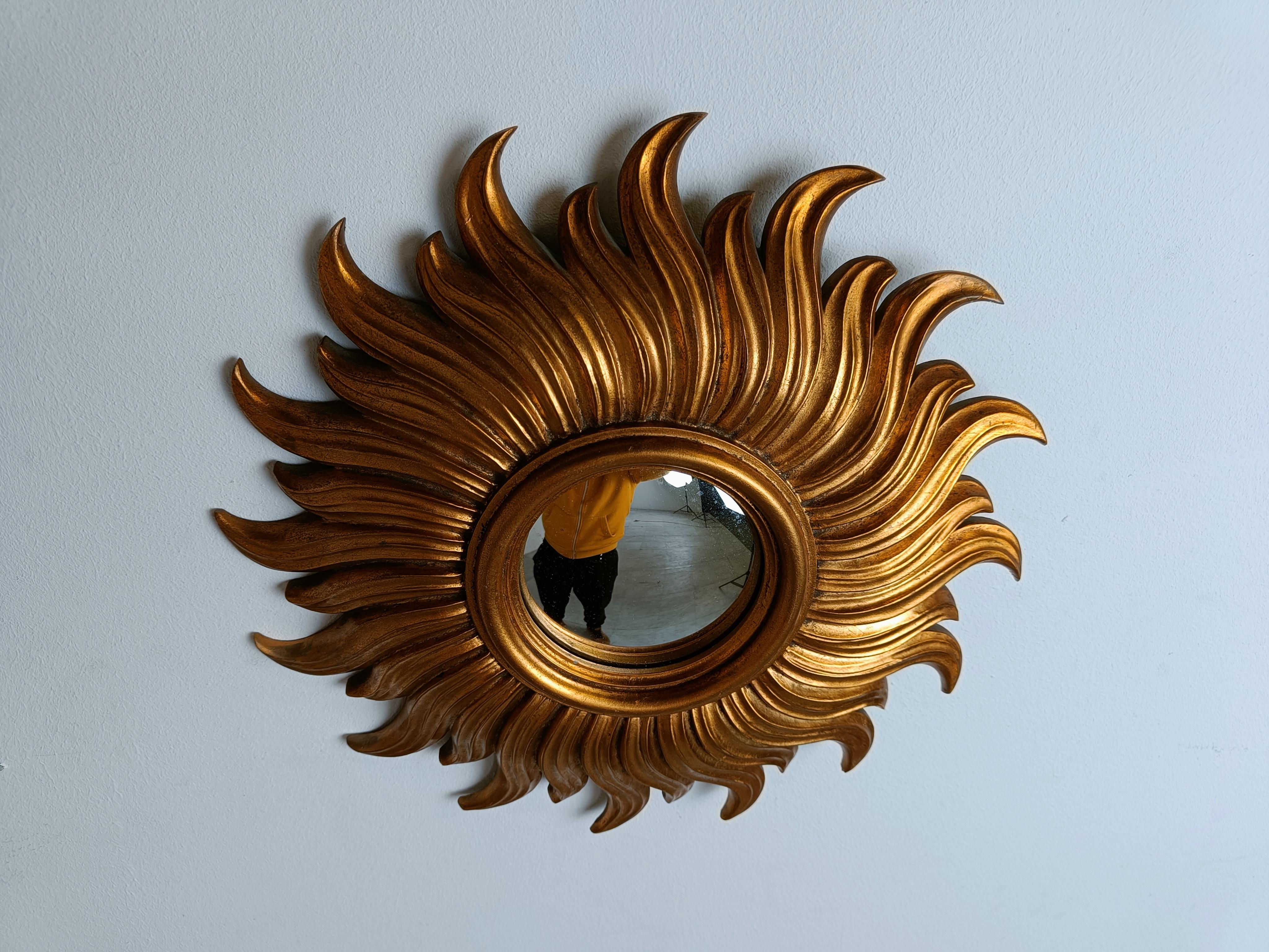 Belge Miroir vintage doré en forme de soleil en vente
