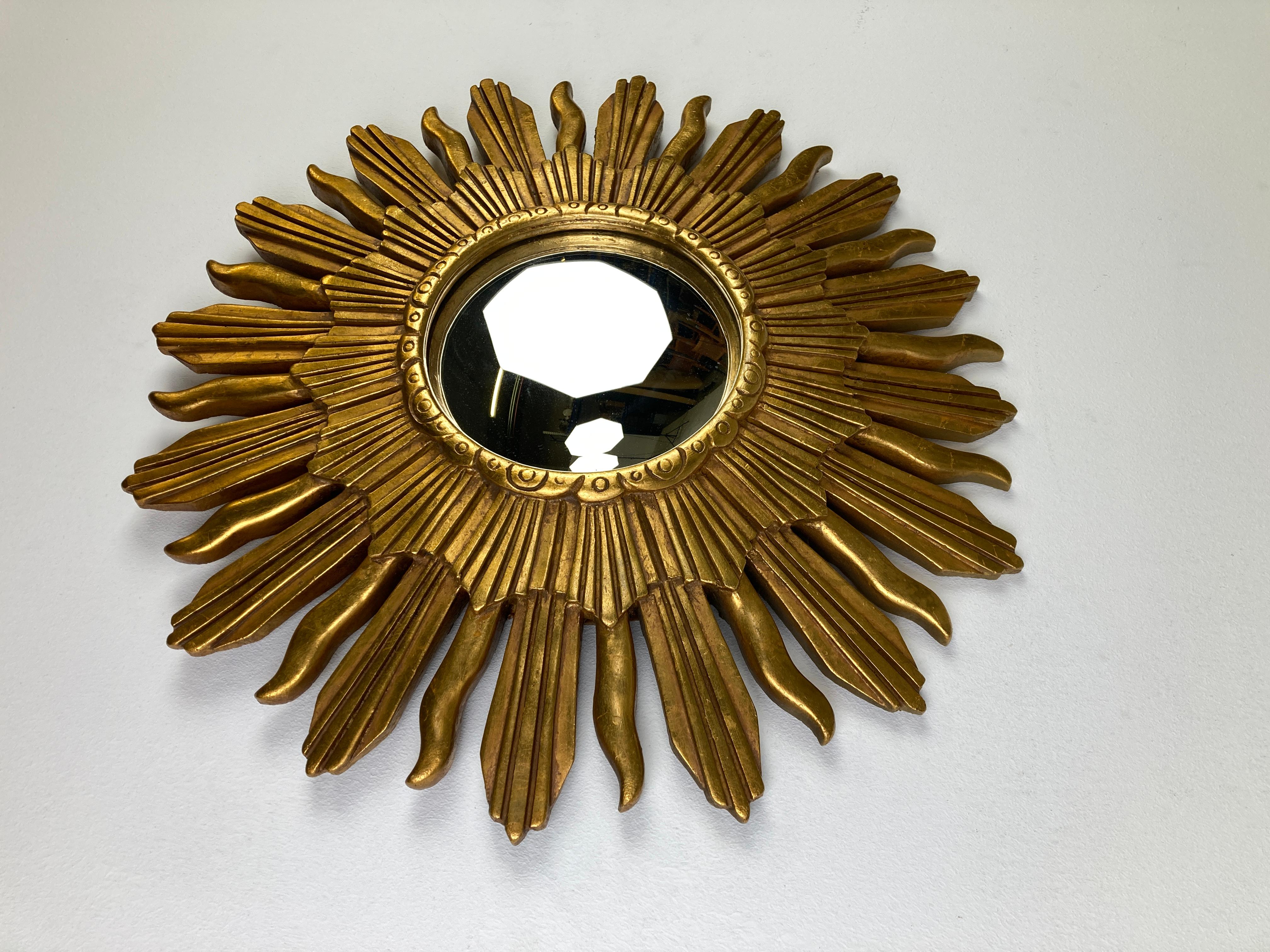 Goldener Spiegel mit Sonnenschliff (Mitte des 20. Jahrhunderts) im Angebot