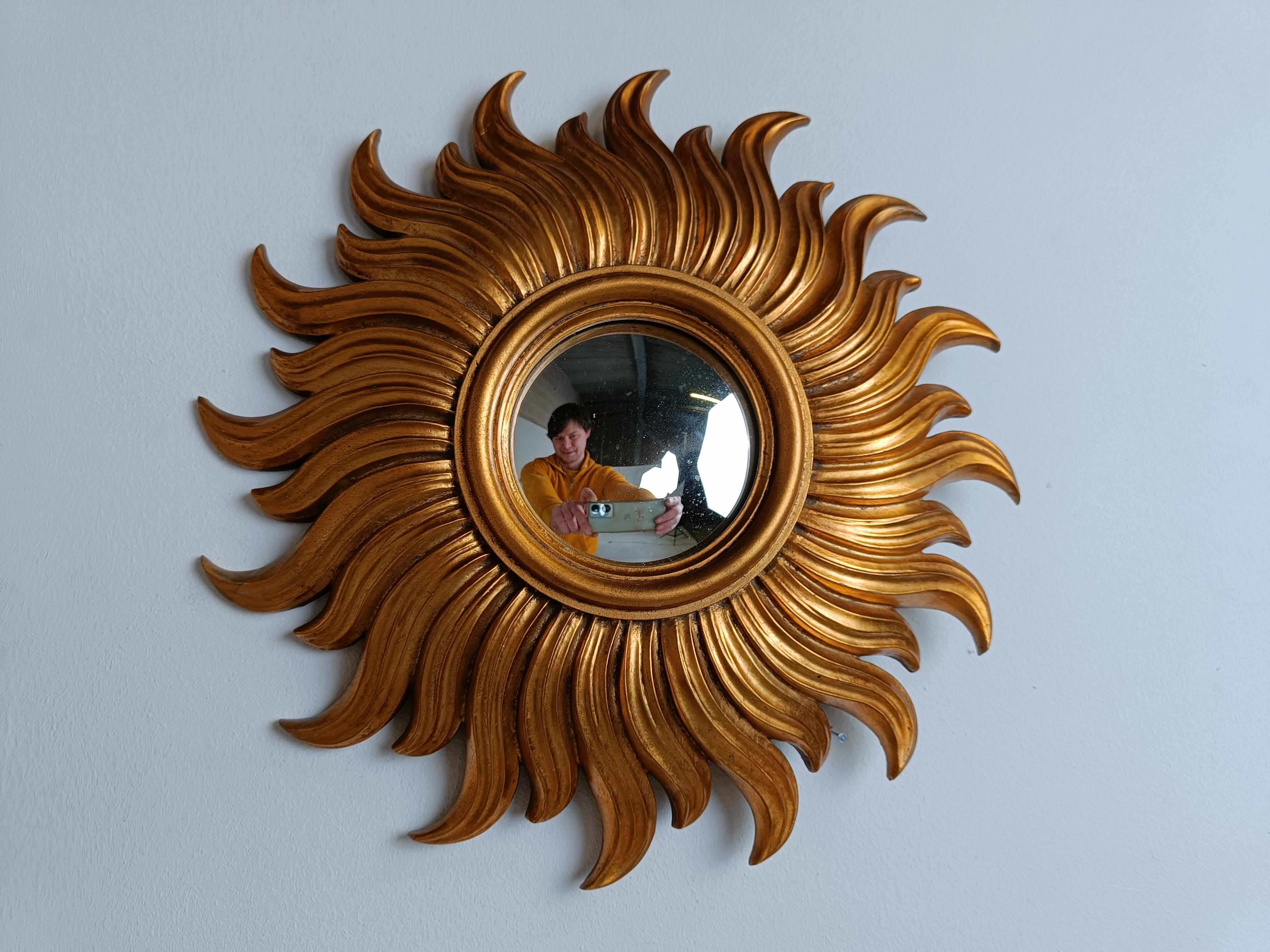 Milieu du XXe siècle Miroir vintage doré en forme de soleil en vente