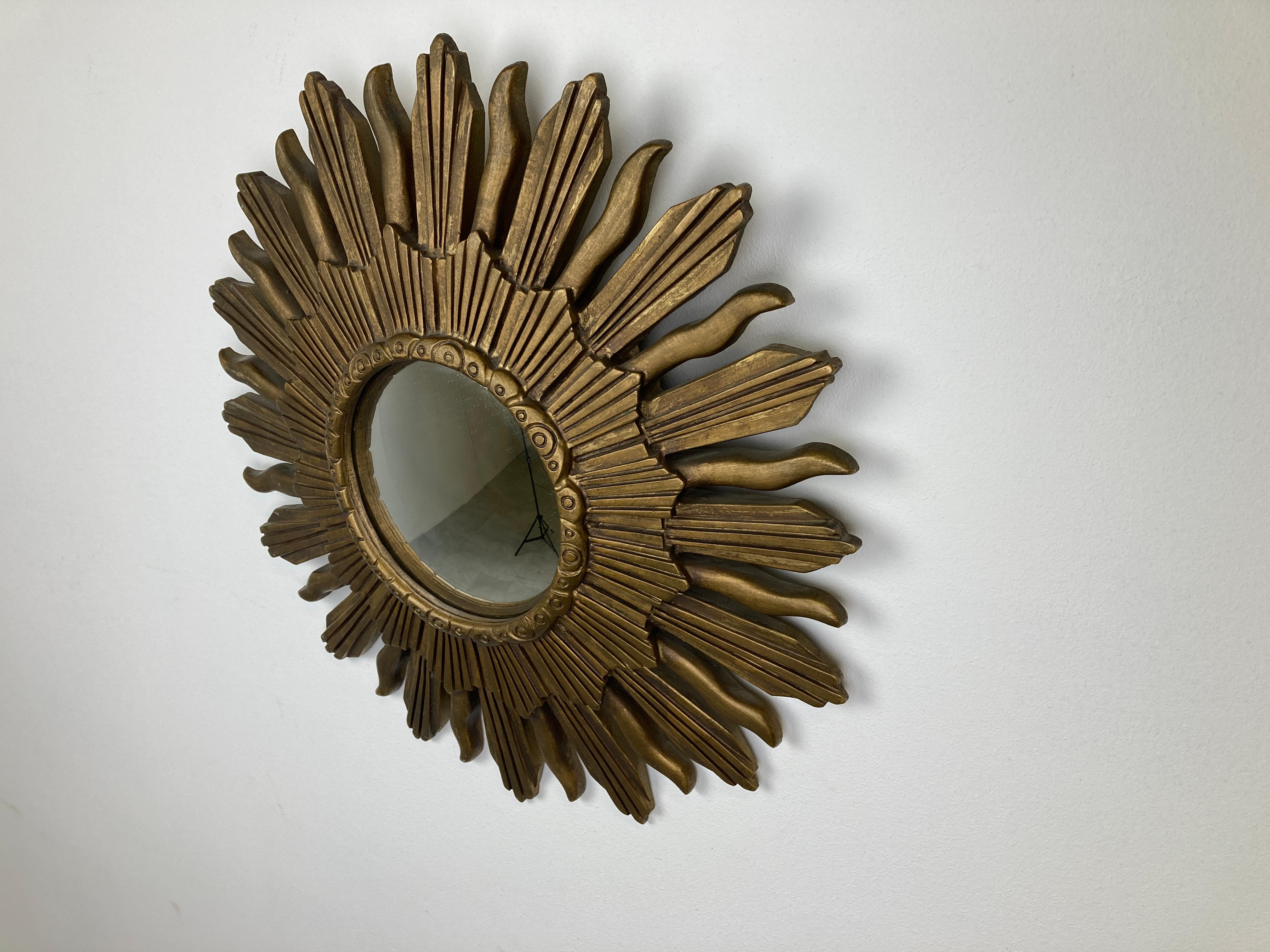 Vintage golden sunburst mirror For Sale 1