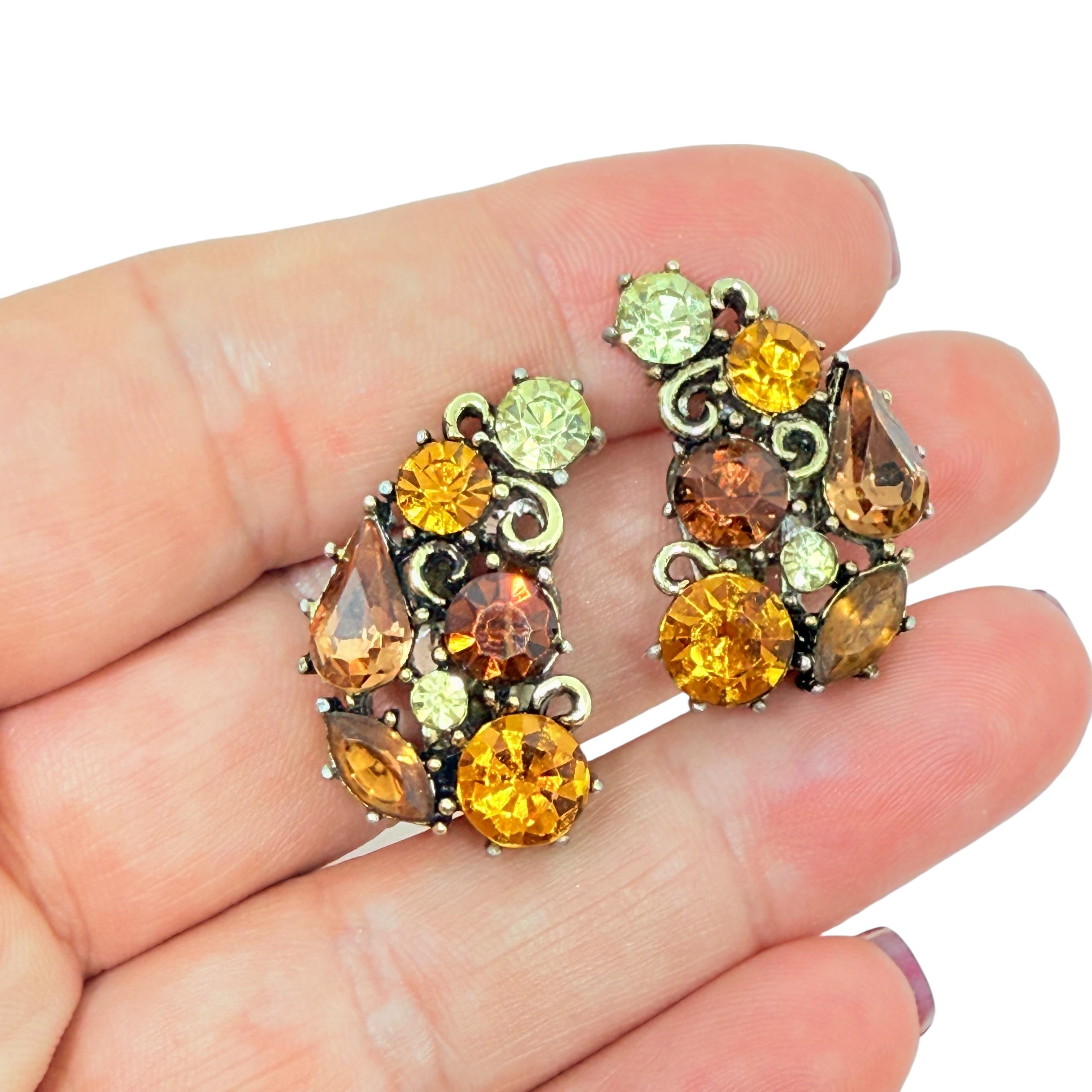 DETAILS

- • ohne Vorzeichen

- • goldfarben mit Glassteinen

- • Vintage-Designer-Ohrringe
 
MASSNAHMEN  

- • CONDIT

- •  sehr guter Vintage-Zustand mit minimalen Gebrauchsspuren 

 Sku 53

❤️❤️   VINTAGE-DESIGNER-SCHMUCK   ❤️❤️

❤️❤️ 