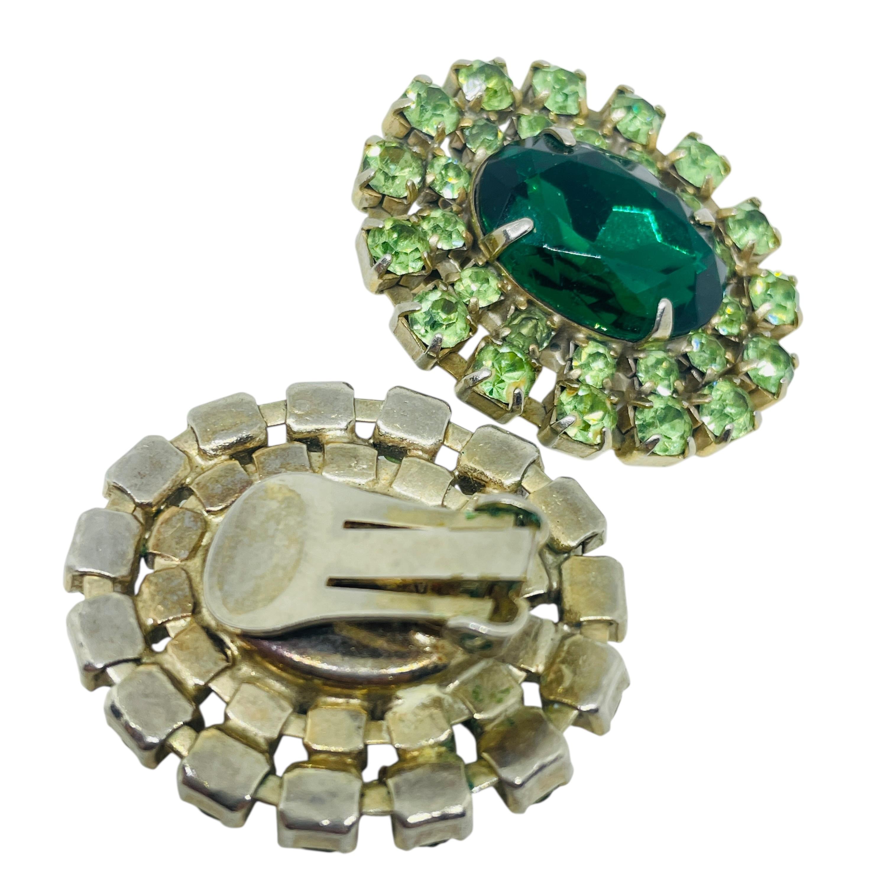 Orecchini a clip d'epoca con strass verde smeraldo di design In condizioni buone in vendita a Palos Hills, IL