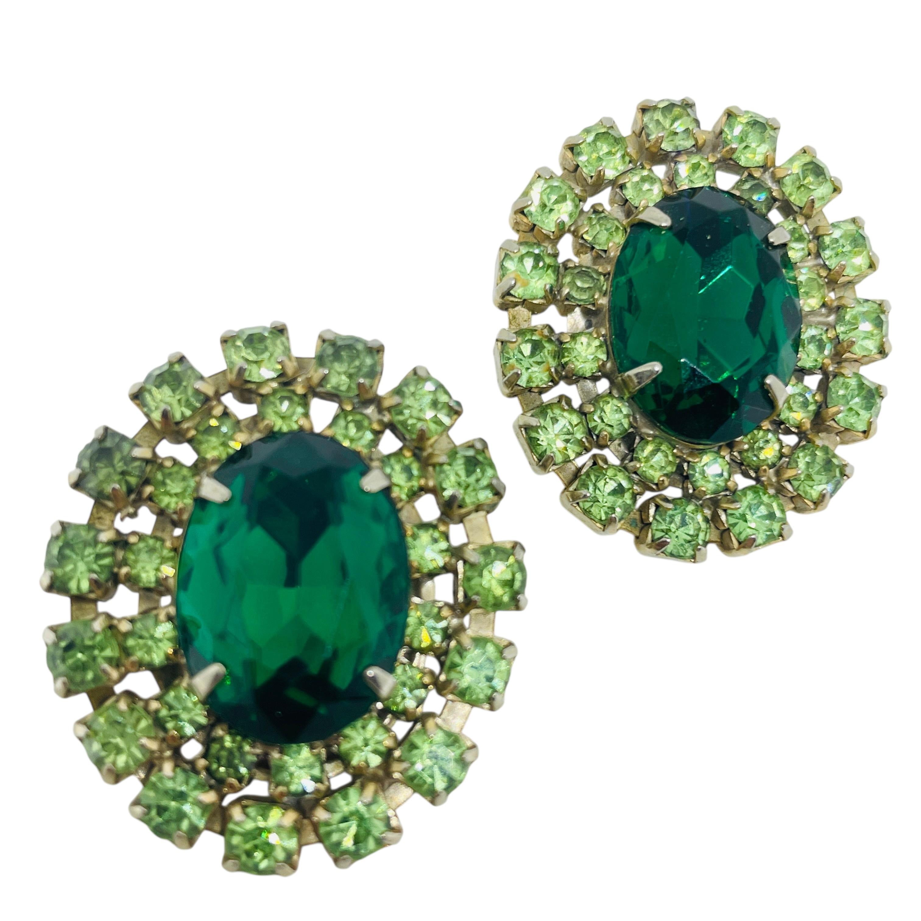 Orecchini a clip d
epoca con strass verde smeraldo di design
