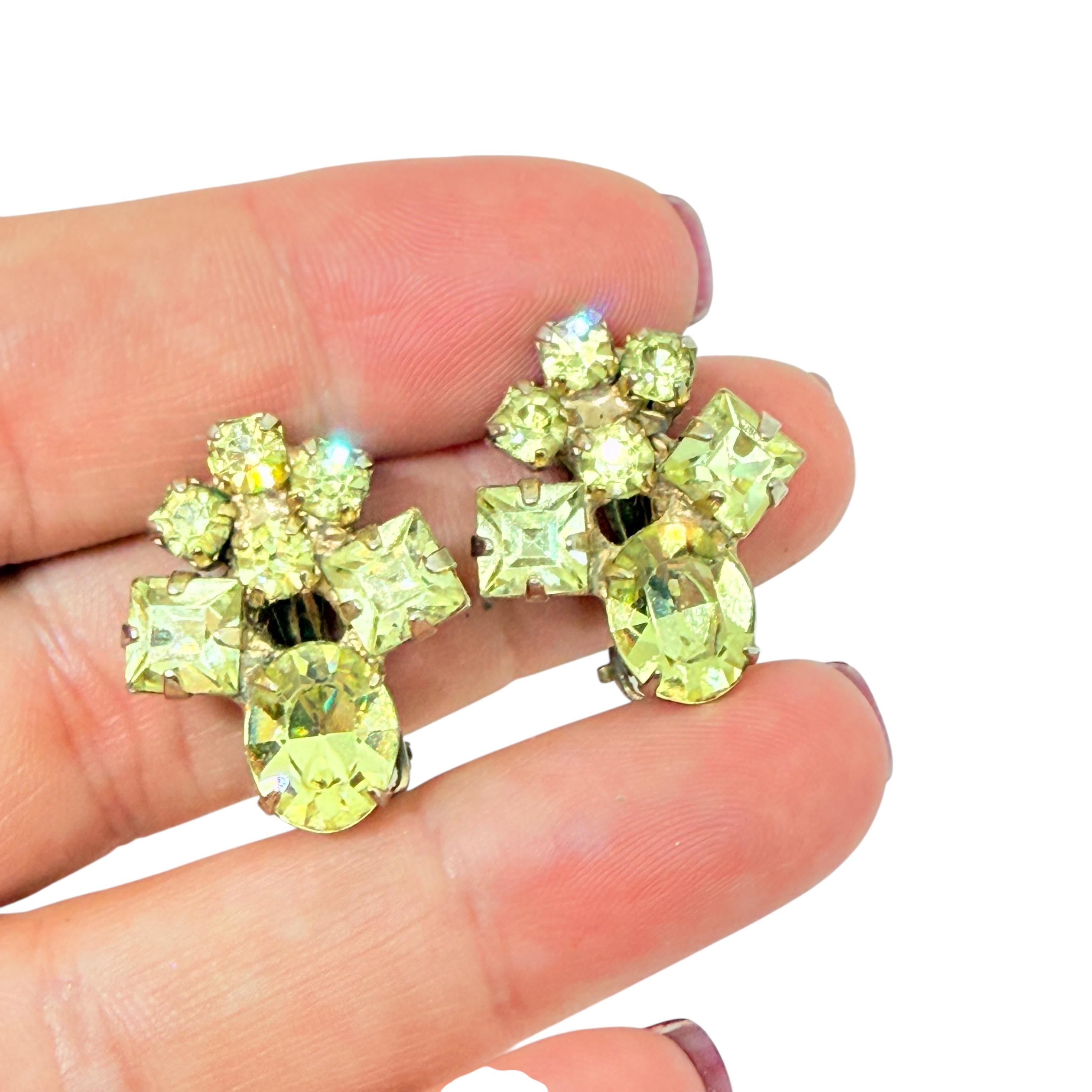 DETAILS

- • ohne Vorzeichen

- • goldfarben mit Glassteinen

- • Vintage-Designer-Ohrringe
 
MASSNAHMEN  

- • CONDIT

- •  sehr guter Vintage-Zustand mit minimalen Gebrauchsspuren 

 Sku 53

❤️❤️   VINTAGE-DESIGNER-SCHMUCK   ❤️❤️

❤️❤️ 