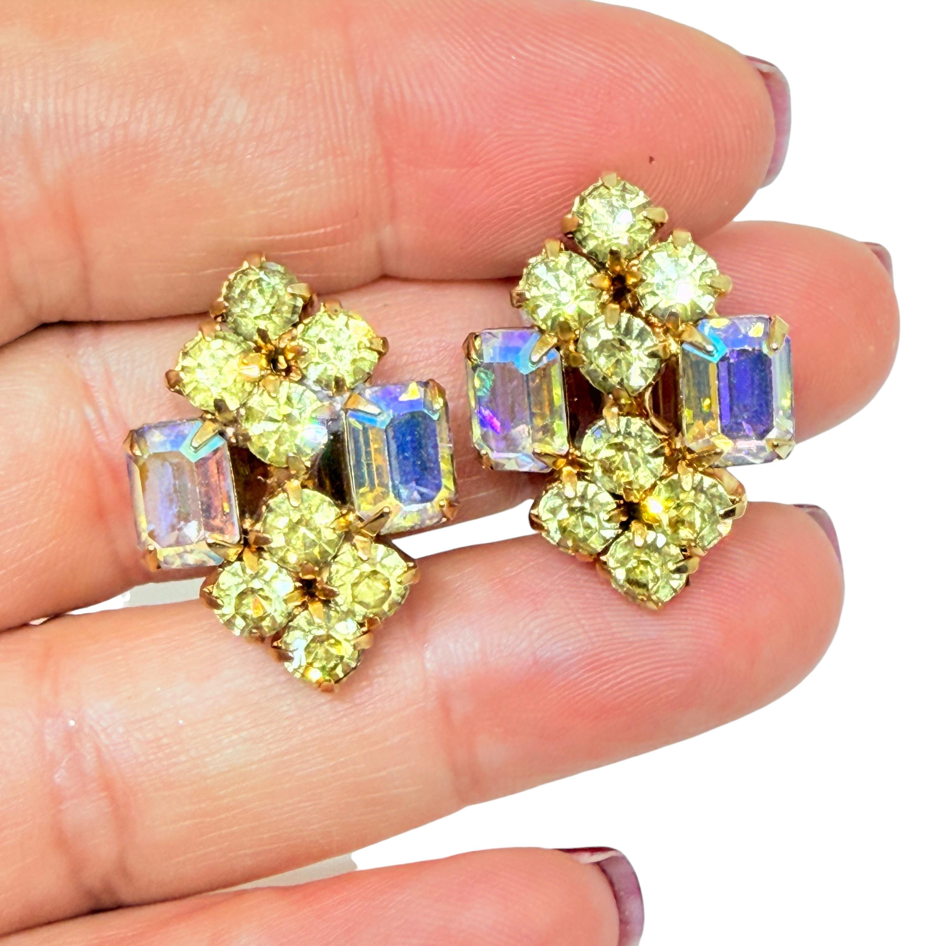 DETAILS

- • ohne Vorzeichen

- • goldfarben mit Glassteinen

- • Vintage-Designer-Ohrringe
 
MASSNAHMEN  

- • CONDIT

- •  sehr guter Vintage-Zustand mit minimalen Gebrauchsspuren 

 Sku 53

❤️❤️   VINTAGE-DESIGNER-SCHMUCK   ❤️❤️

❤️❤️ 