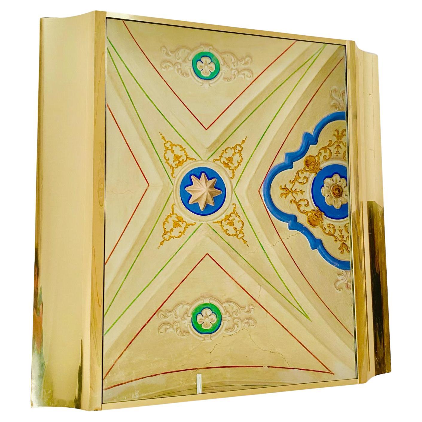 Miroir mural doré de style Régence - Italie, années 1970

Cet exquis miroir mural italien des années 1970 capture l'élégance du design de style Regency avec son cadre de couleur verge d'or, enrichi de détails raffinés en placage de racine de bruyère