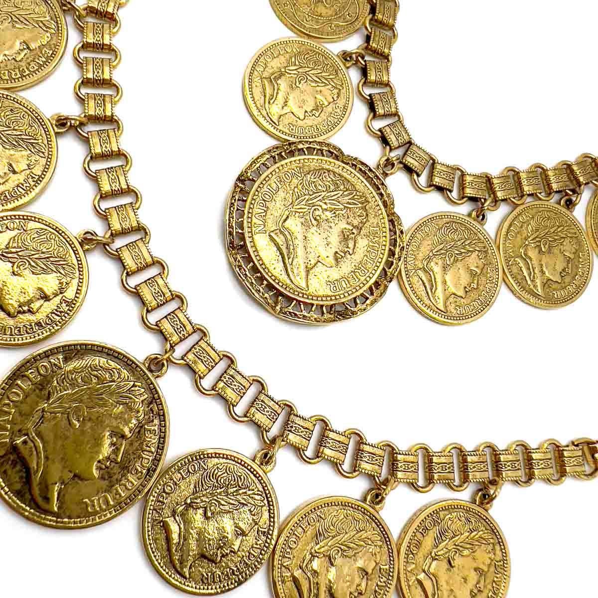 Ensemble de colliers et de bracelets en pièces de monnaie Goldette Vintage. Les bijoux en pièces de monnaie étant toujours à la pointe de la mode, il s'agit d'une glorieuse trouvaille. Pourquoi se contenter d'une seule pièce quand vous pouvez