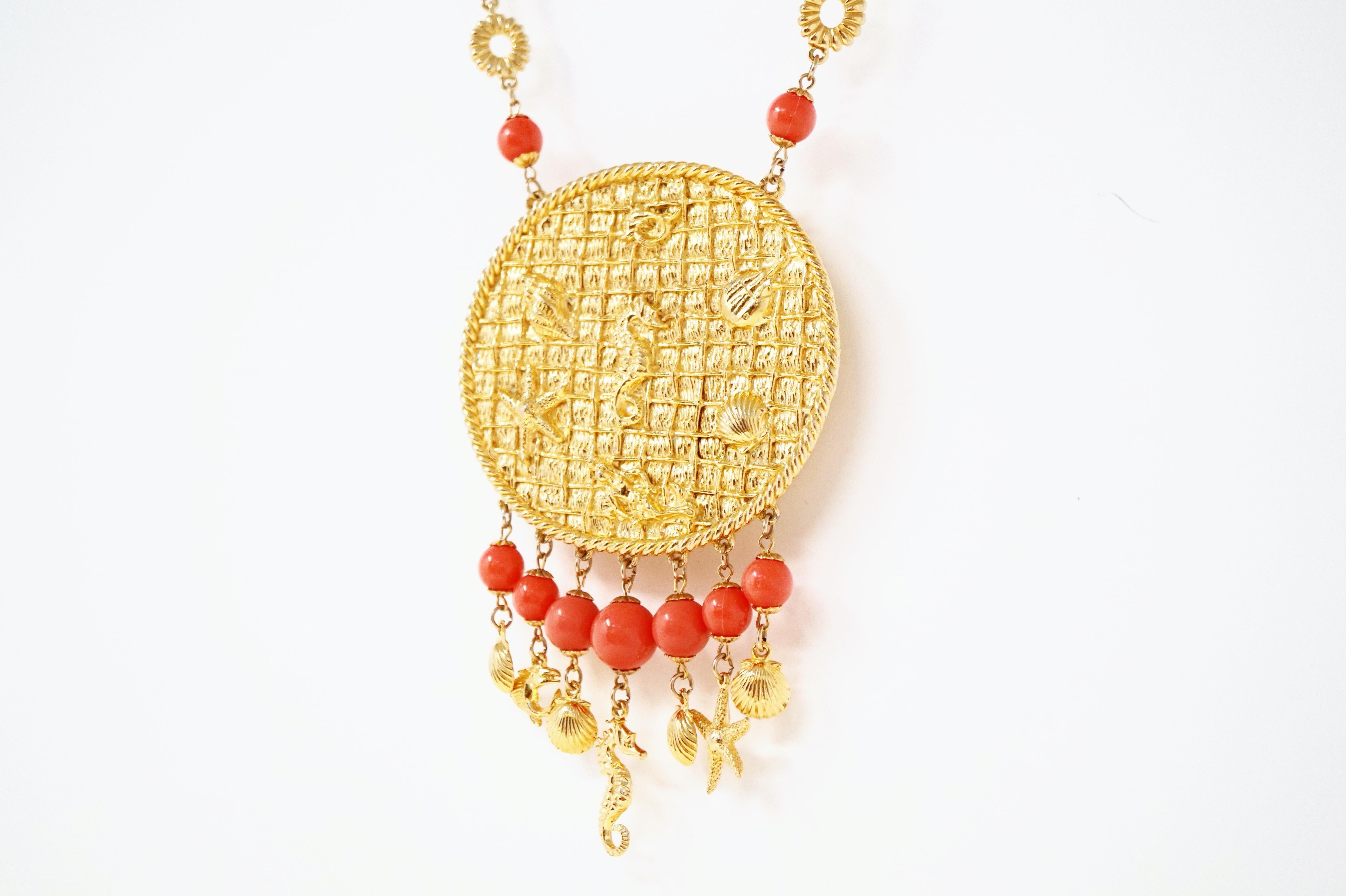 Vintage Goldette Vergoldete & Koralle übergroße Statement-Halskette mit Meeresleben-Motiv, 1970er Jahre im Zustand „Hervorragend“ im Angebot in McKinney, TX