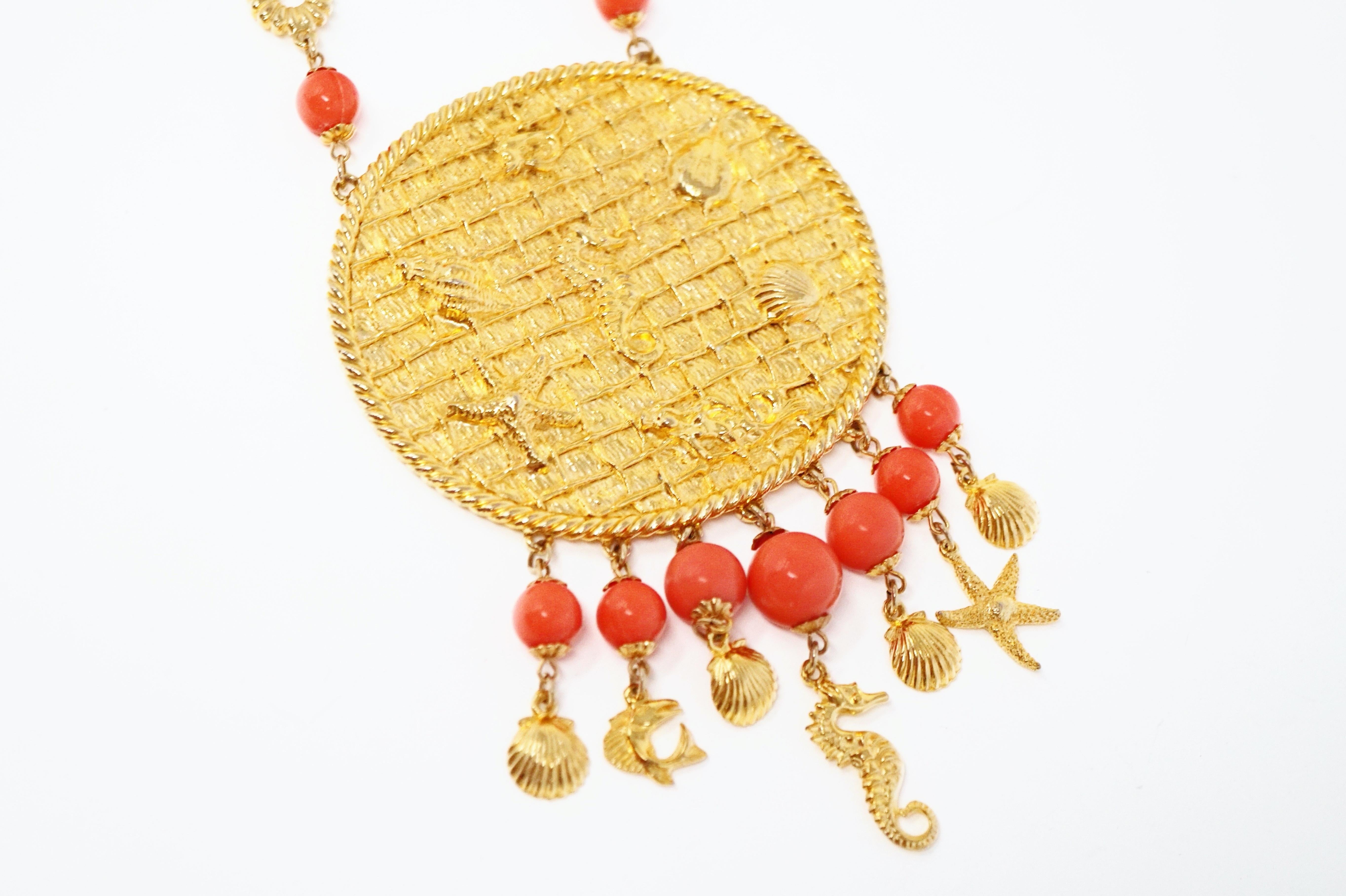 Vintage Goldette Vergoldete & Koralle übergroße Statement-Halskette mit Meeresleben-Motiv, 1970er Jahre Damen im Angebot