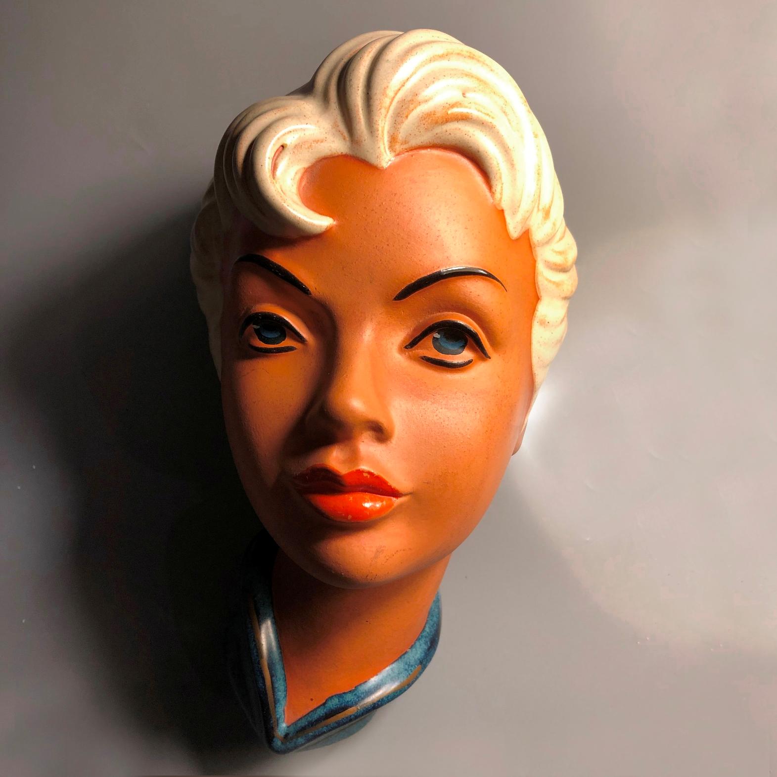 Eine schöne Vintage-Maske, entworfen von Stephan Dakon in den frühen 1950er Jahren.
Die Produktion wird Goldscheider zugeschrieben. Maske: Modellnummer 172
Referenznummer von Goldscheider: 533
Referenz: PRISCHL Artistic Ceramic Wien
Das
