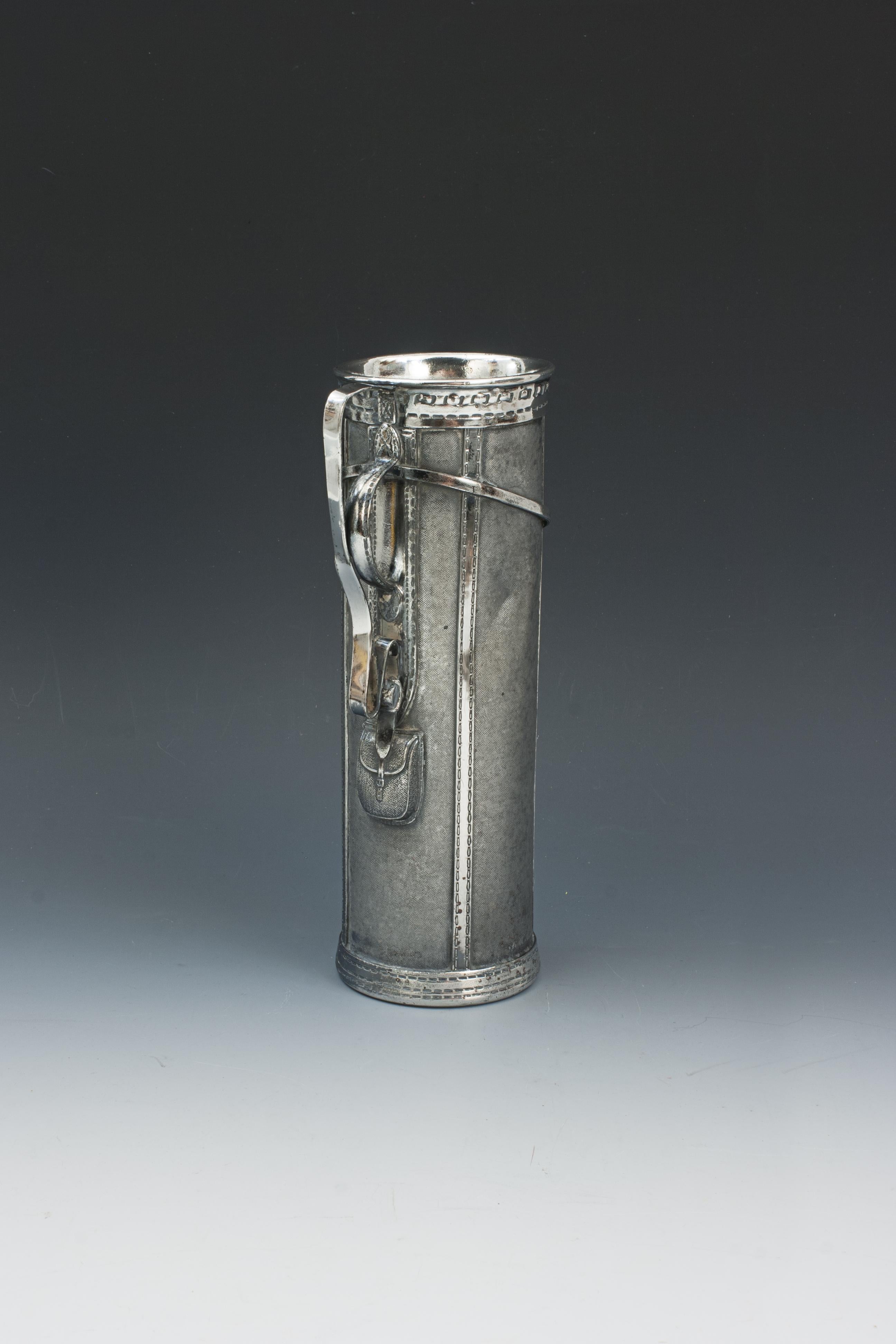 Shakers à cocktail fantaisie.
Un Shakers en forme de sac à crayons de golf, EPWM (electro plated white metal). Le sommet a été perdu. Sur le fond de l'agitateur se trouve la marque de Derby S P Co, International S. Co, No. 439, EPWM et le brevet
