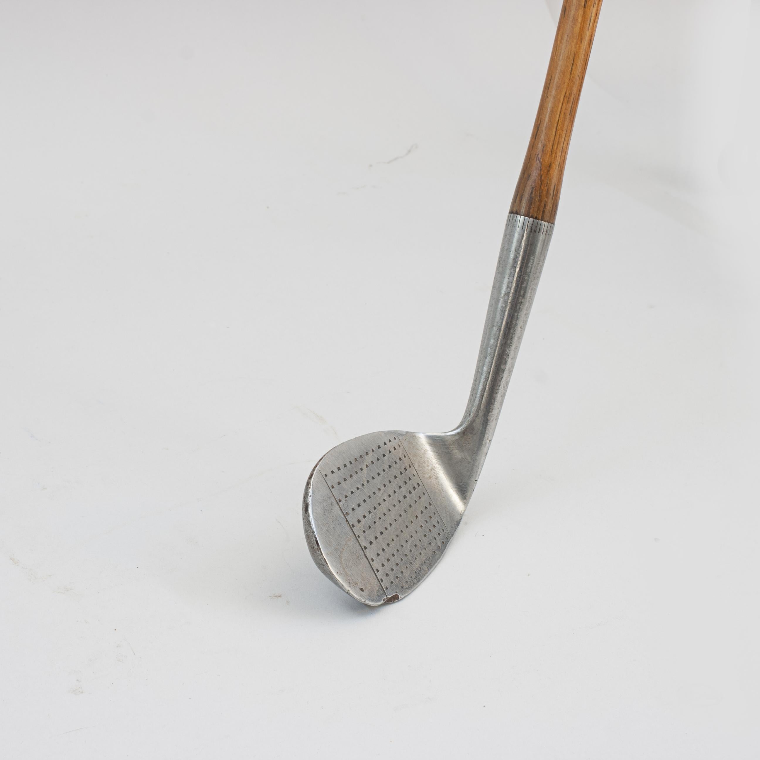 Club de golf vintage Hickory Niblick.
Un Niblick de James & William Winton à la face poinçonnée, finement et joliment lestée et approuvée par le professionnel de golf anglais, Abe Mitchell. Ce club a un manche en hickory avec un vieux grip noir,