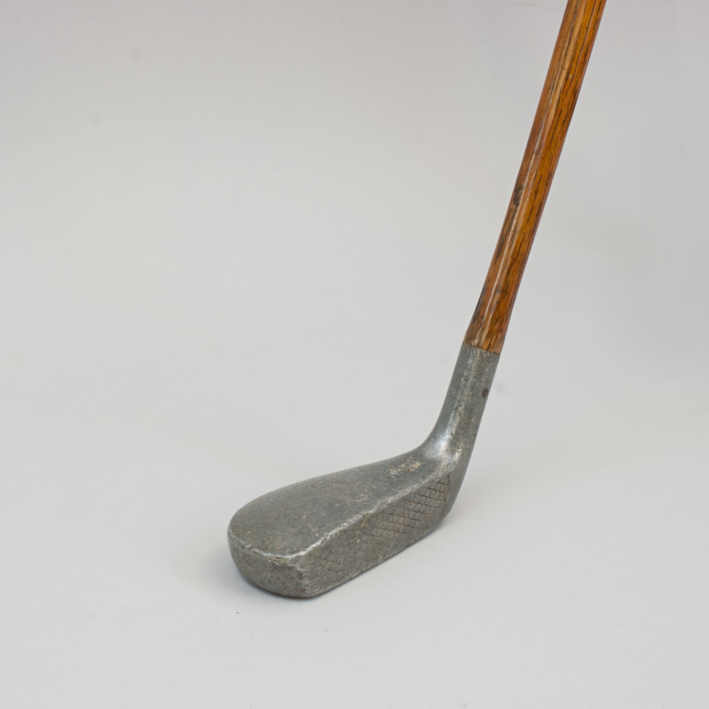 Putter ancien à tête de maillet en aluminium de Spalding.
Un bon exemple d'un putter à tête en aluminium avec un manche en hickory d'origine par A.G Spalding & Bros. La couronne de la tête du club est estampillée 