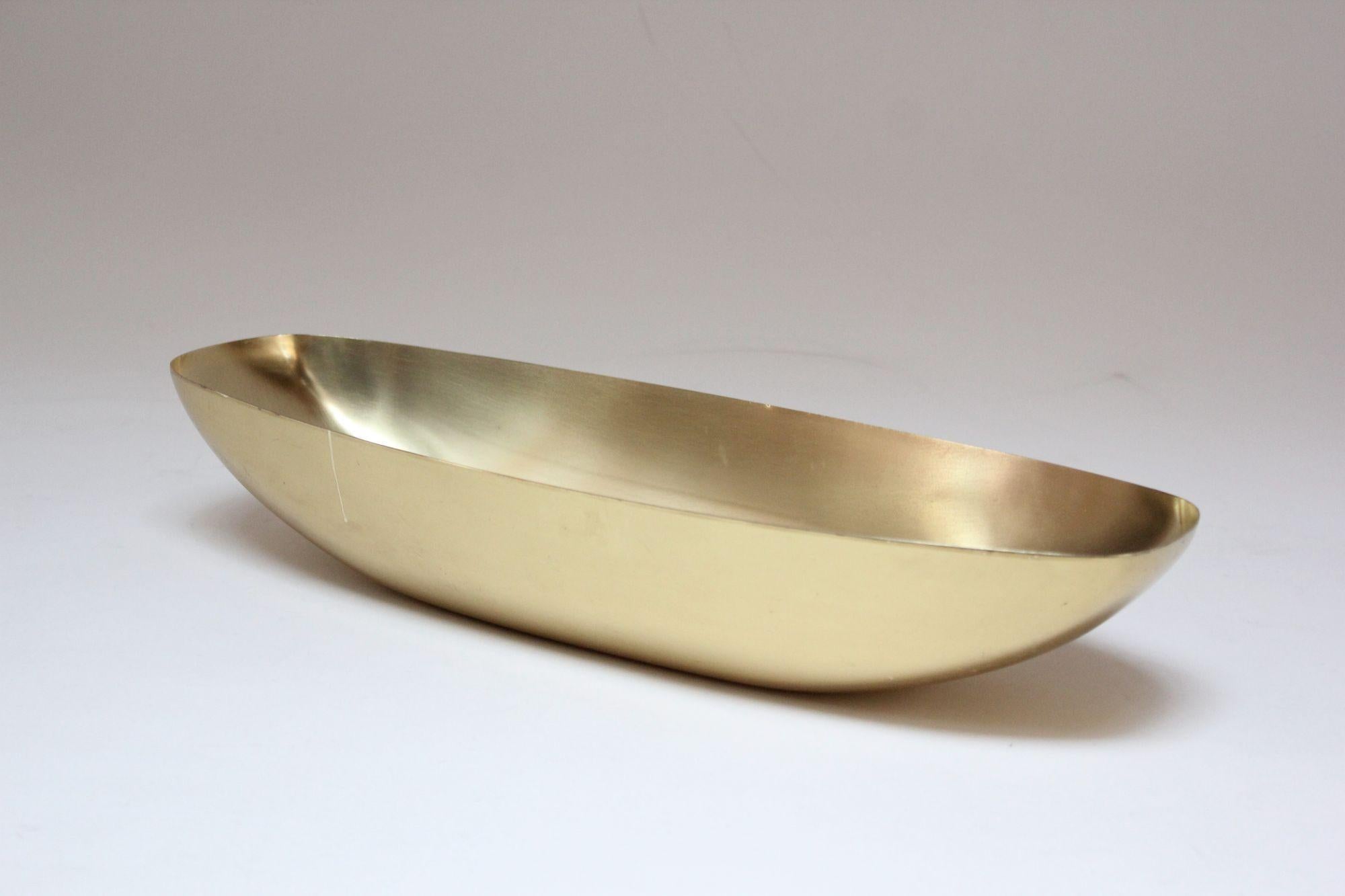 Vintage Hollywood Regency-style oblong brass serving/decorative bowl (ca 1970s, USA).
Newly polished condition - interior glistens, showing only a smattering of small tarnish spots, while exterior shows light patina/wear consistent with age/use. The