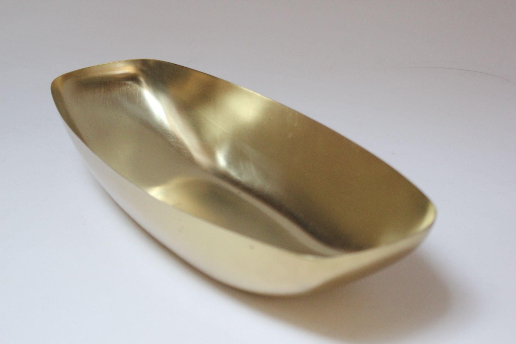 Vintage Gondola Form Oblong Polished Brass Decorative / Fruit Bowl In Good Condition For Sale In Brooklyn, NY