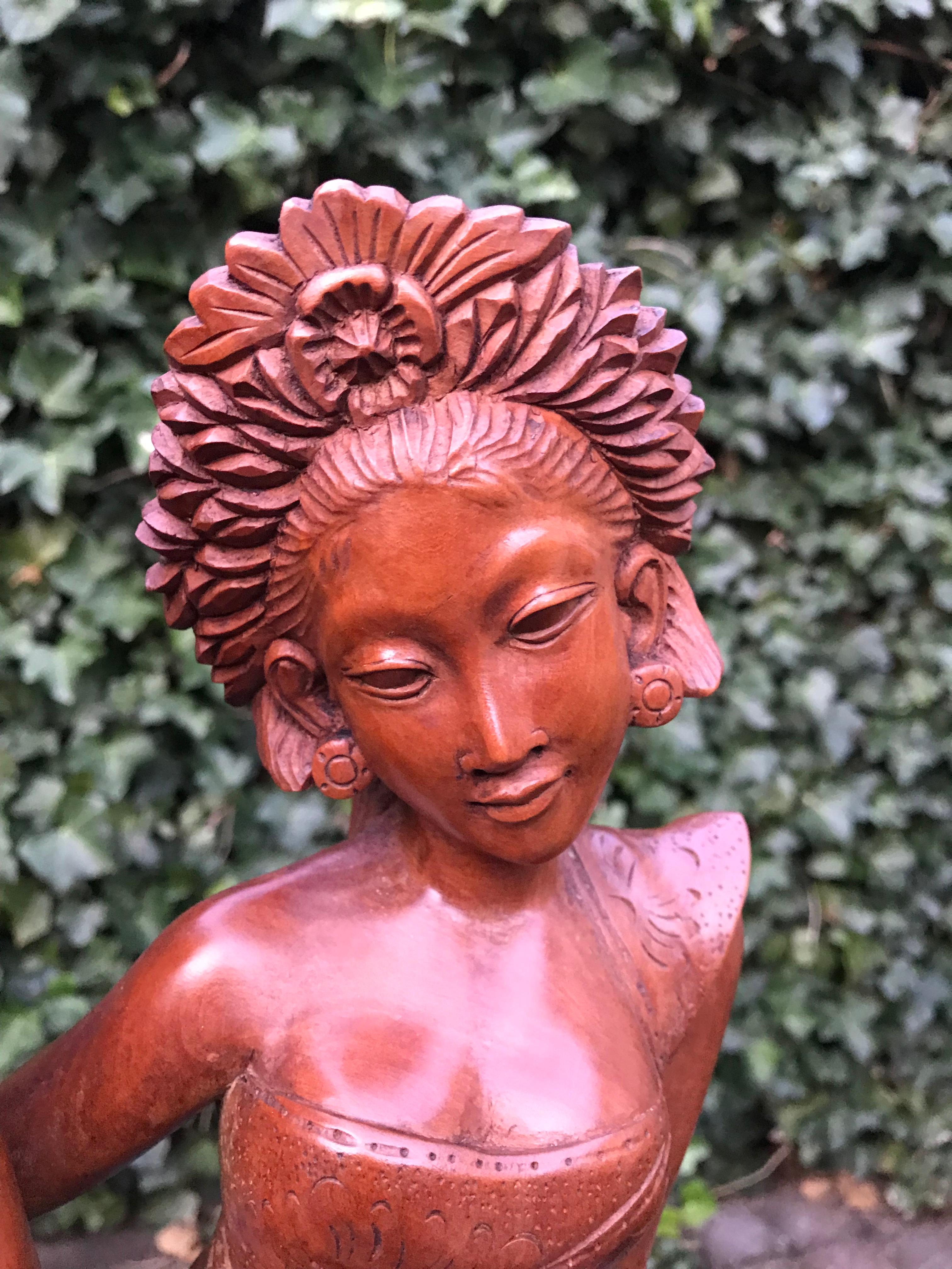 Estatua de Pareja de Boda de Bali, Indonesia, Vintage, de Buen Tamaño e Impresionante Tallada a Mano Balinés en venta