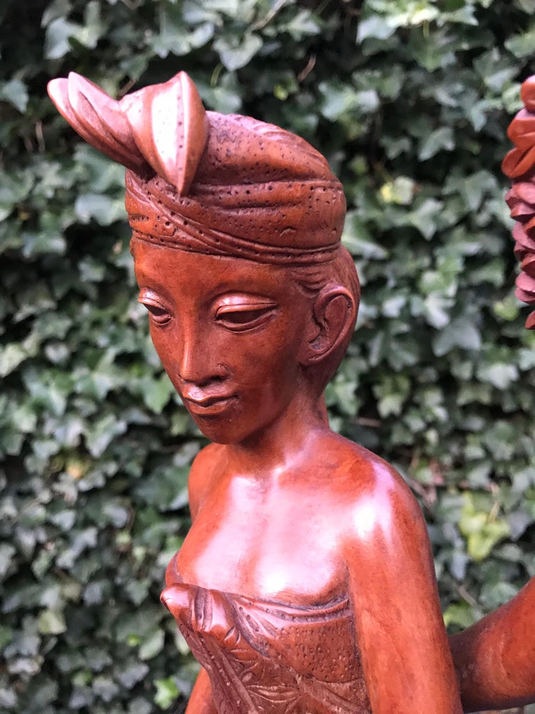 Vintage, Good Size & Stunning Hand-Carved Bali, Indonesia Wedding Couple Statue In Good Condition For Sale In Lisse, NL