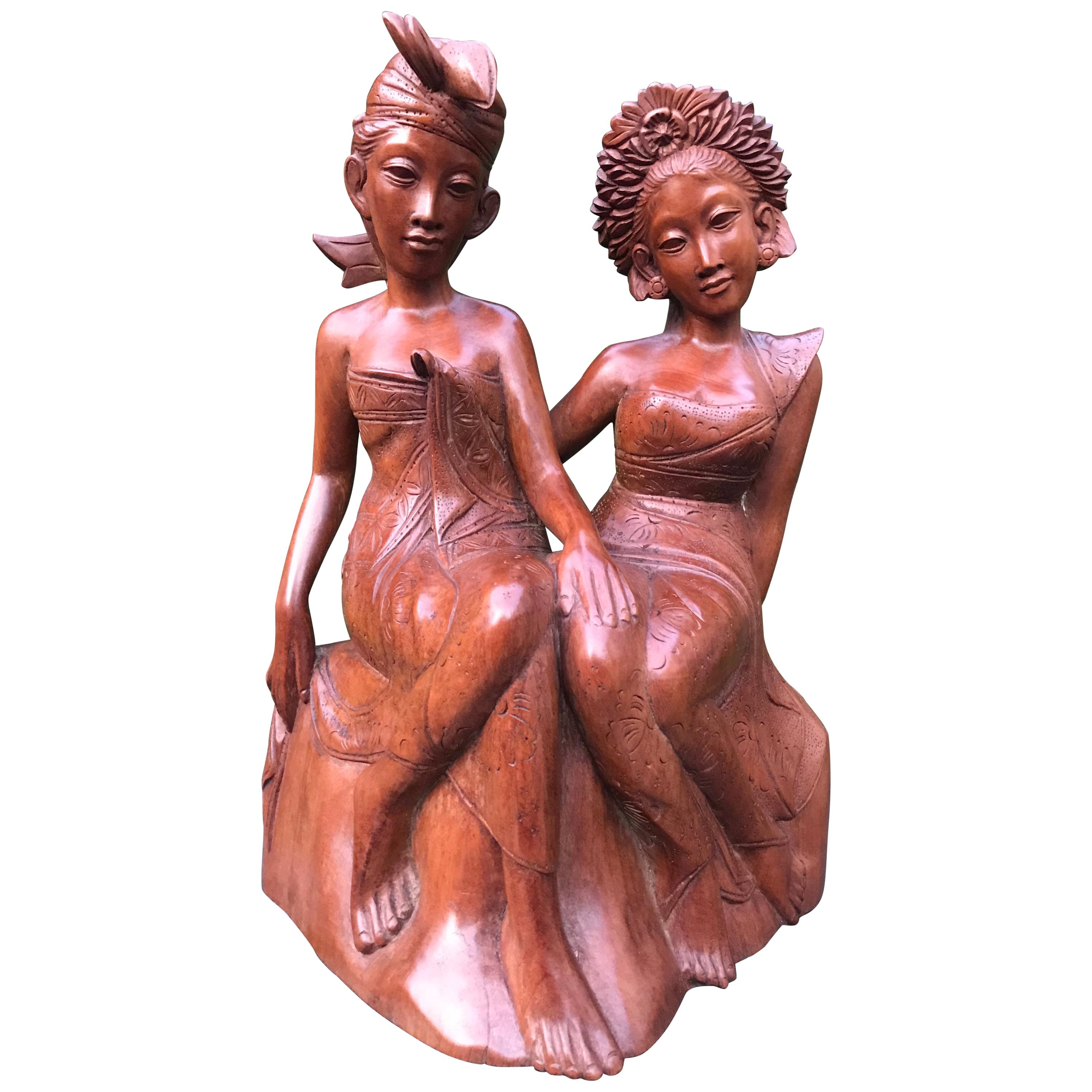 Vintage, belle taille et superbe statue de couple de mariage sculptée à la main à Bali, Indonésie