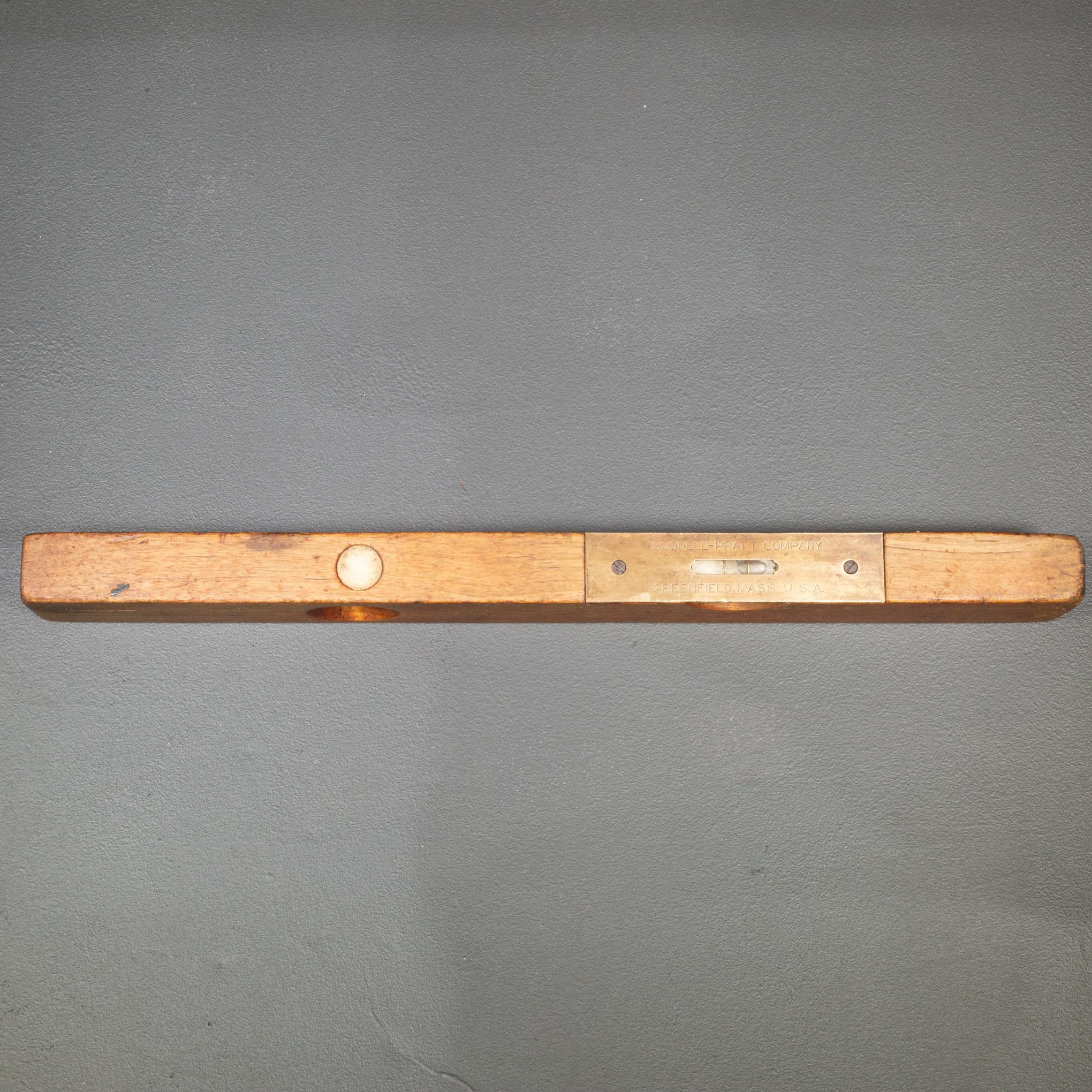 ÜBER

Eine Vintage-Wasserwaage mit zwei Blasen, großem Label aus Messing und Messingakzenten. 

    SCHÖPFER Goodell-Pratt Company, Mass. 
    HERSTELLUNGSDATUM ca. 1930-1940.
    MATERIALIEN UND TECHNIKEN Holz, Messing.
    ZUSTAND Gut. Alters- und