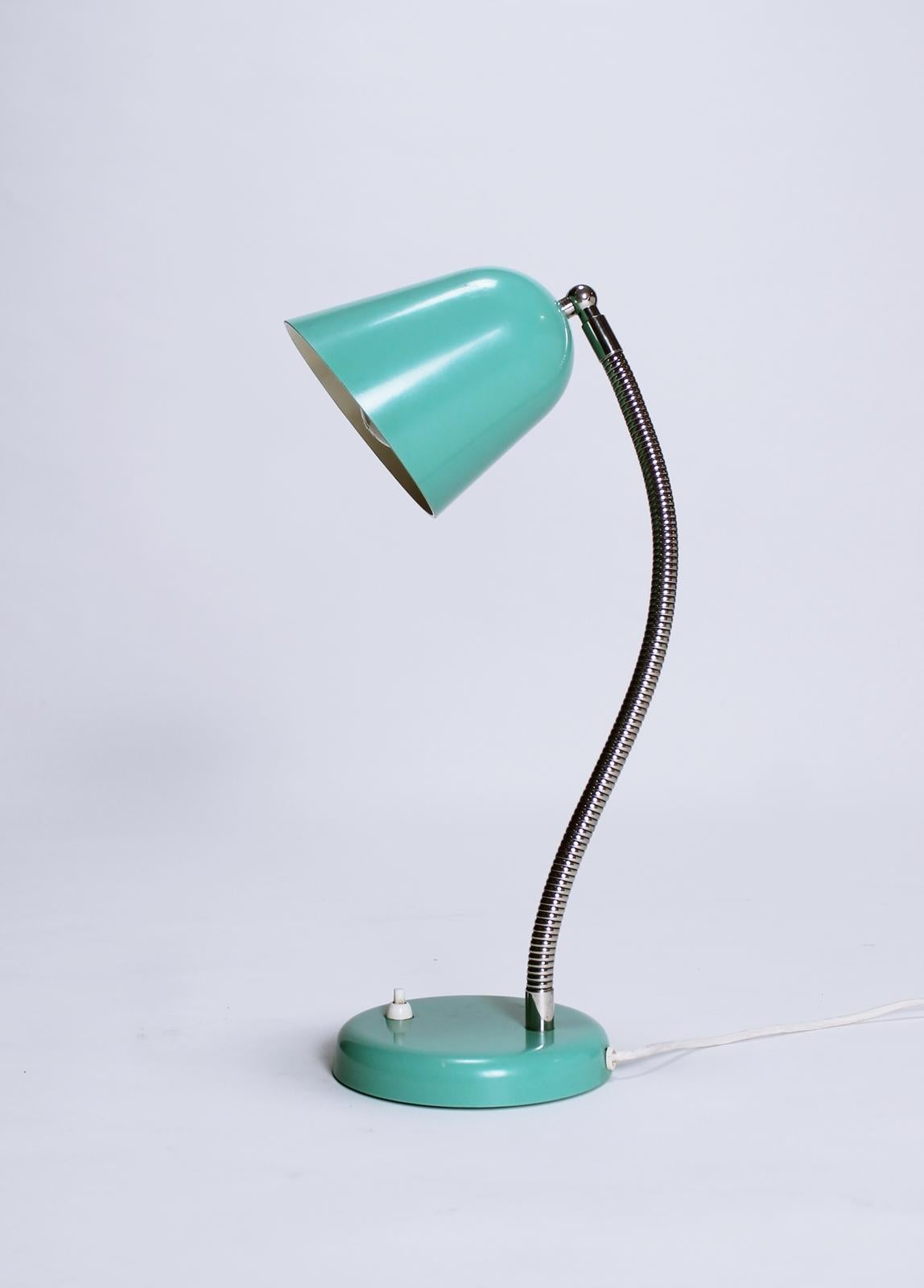 Vintage midcentury Swiss desk lamp with adjustable chrome goose neck and plastic shade.
In very good original condition.

1 x E 27 bulb.