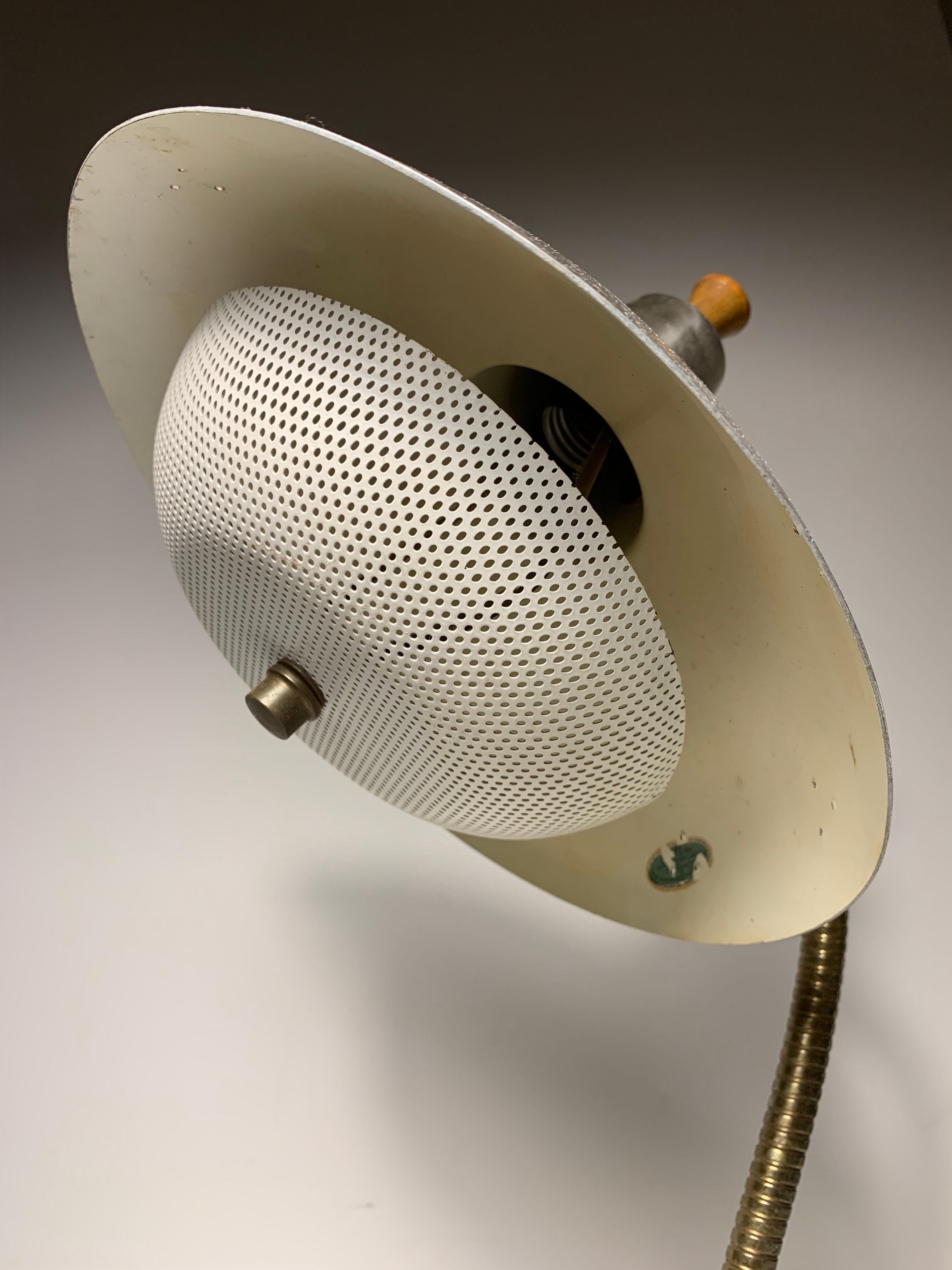 Vintage Gooseneck Desk Lamp attributed to Lightolier In Good Condition For Sale In Chicago, IL