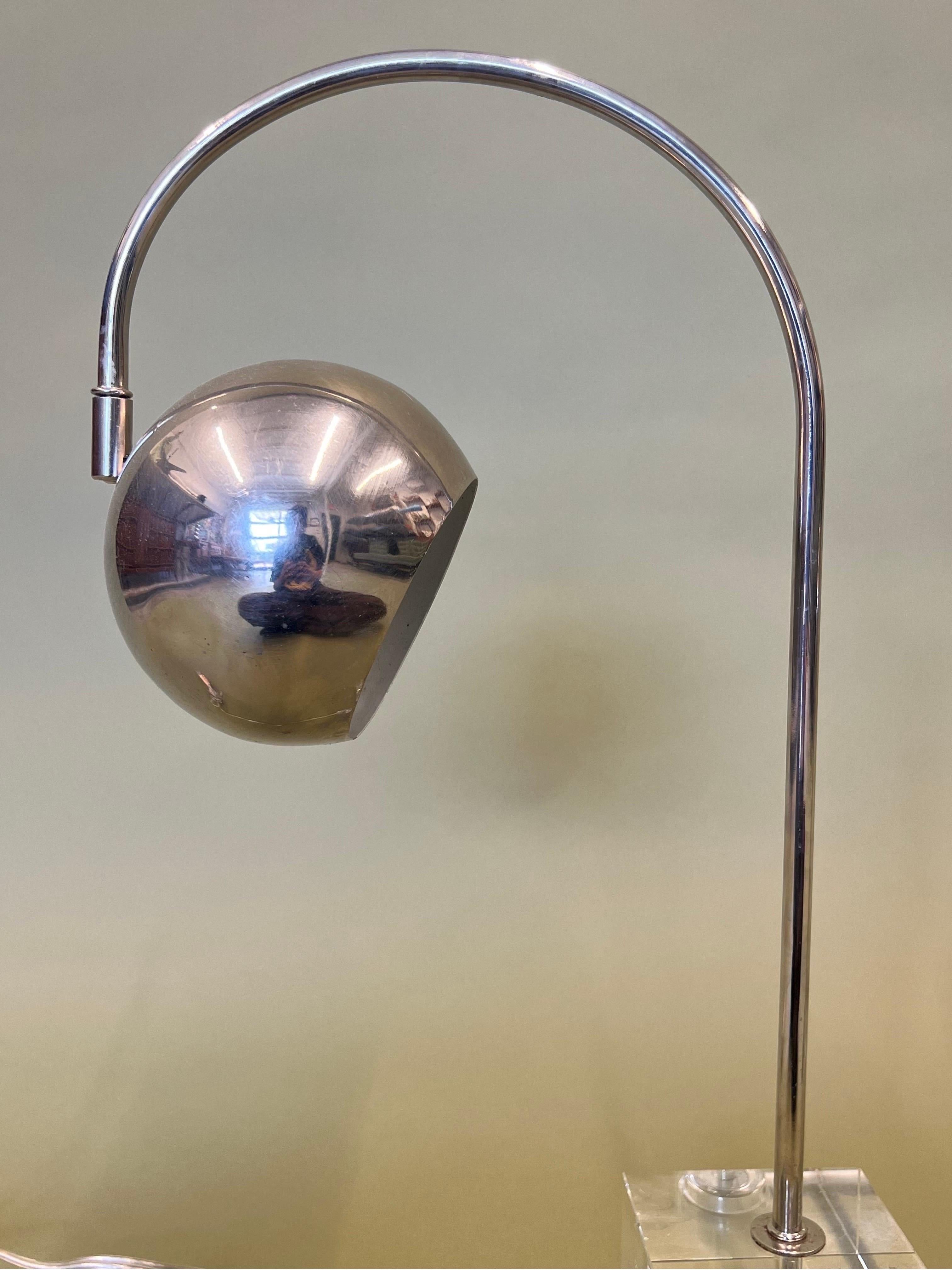 Fin du 20e siècle Lampes vintage à col de cygne sur base en lucite par Drexel Heritage en vente