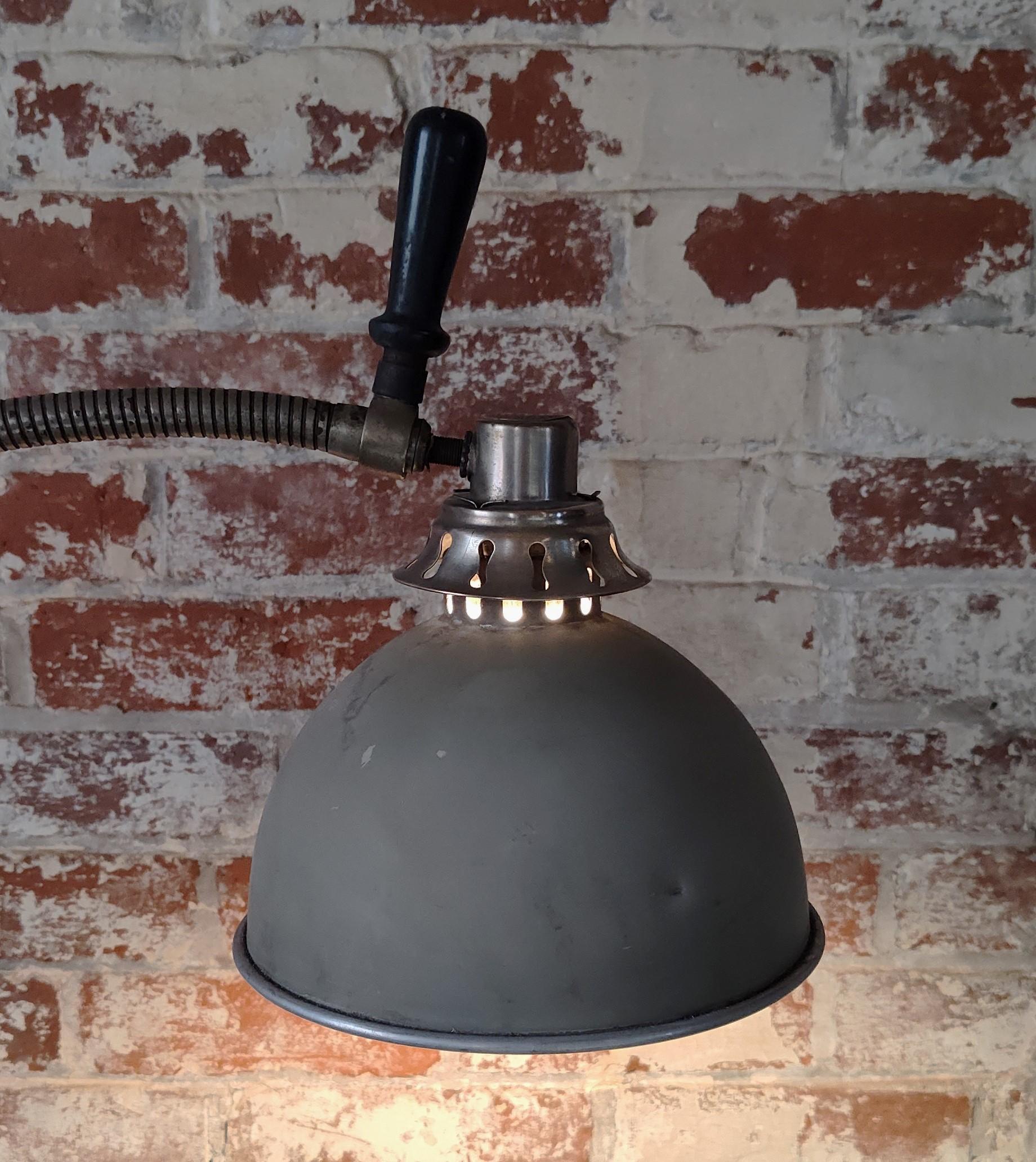 Vintage Schwanenhals Medizinische Stehlampe im Angebot 3
