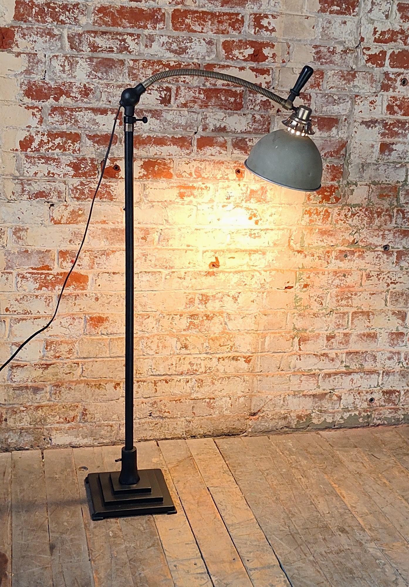 Vintage Schwanenhals Medizinische Stehlampe (amerikanisch) im Angebot
