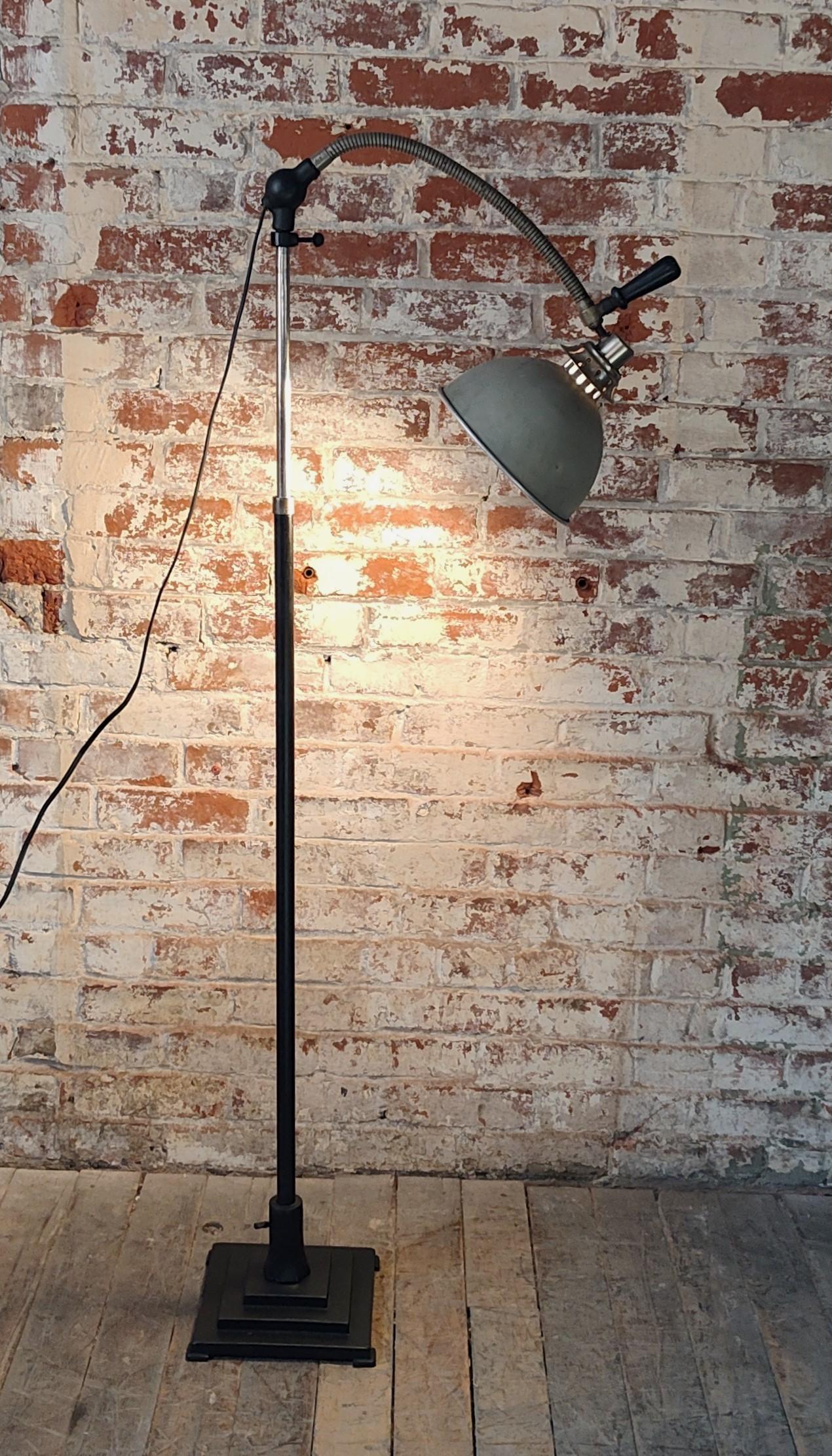 Vintage Schwanenhals Medizinische Stehlampe (20. Jahrhundert) im Angebot