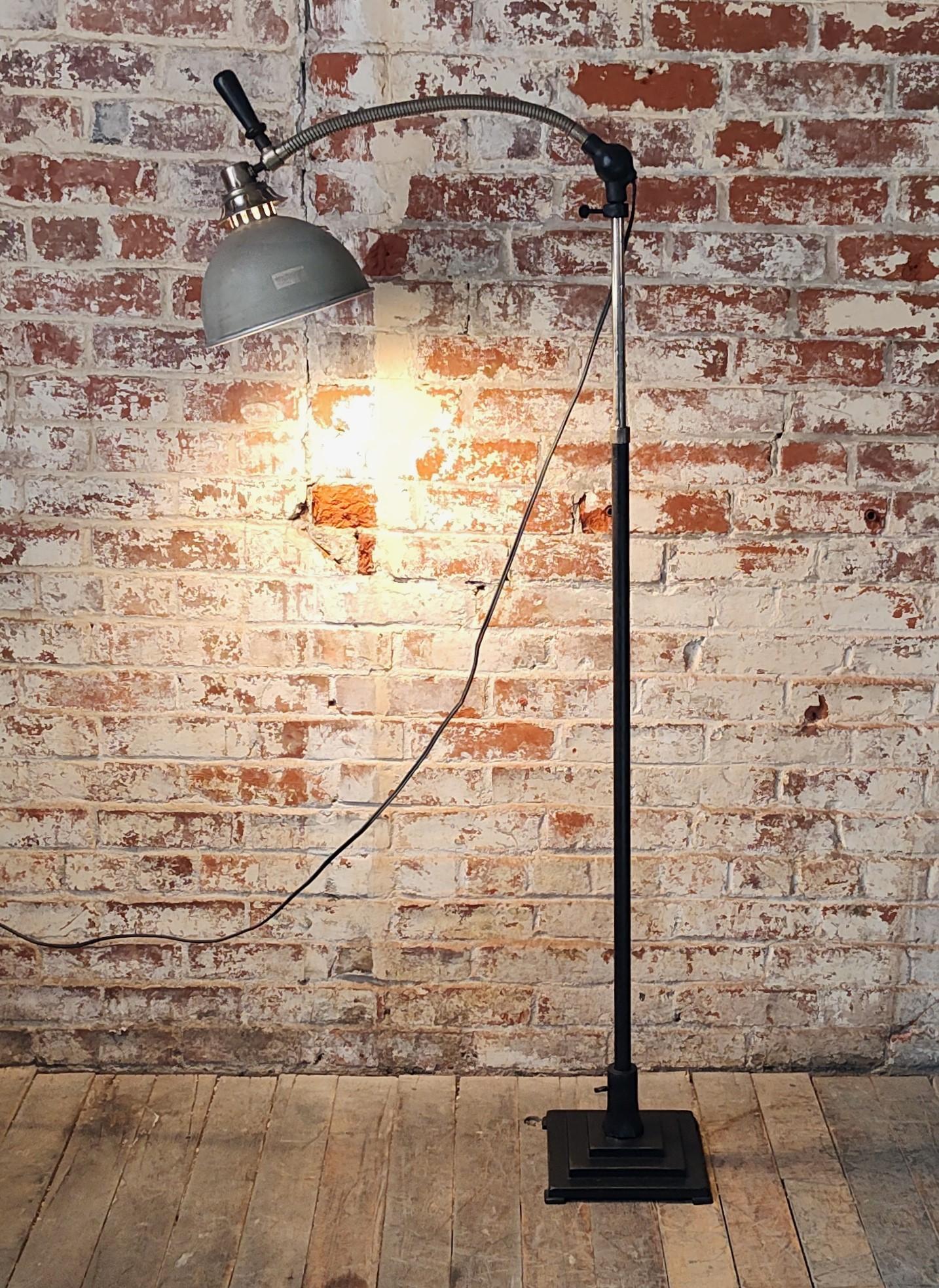 Vintage Schwanenhals Medizinische Stehlampe im Angebot 2
