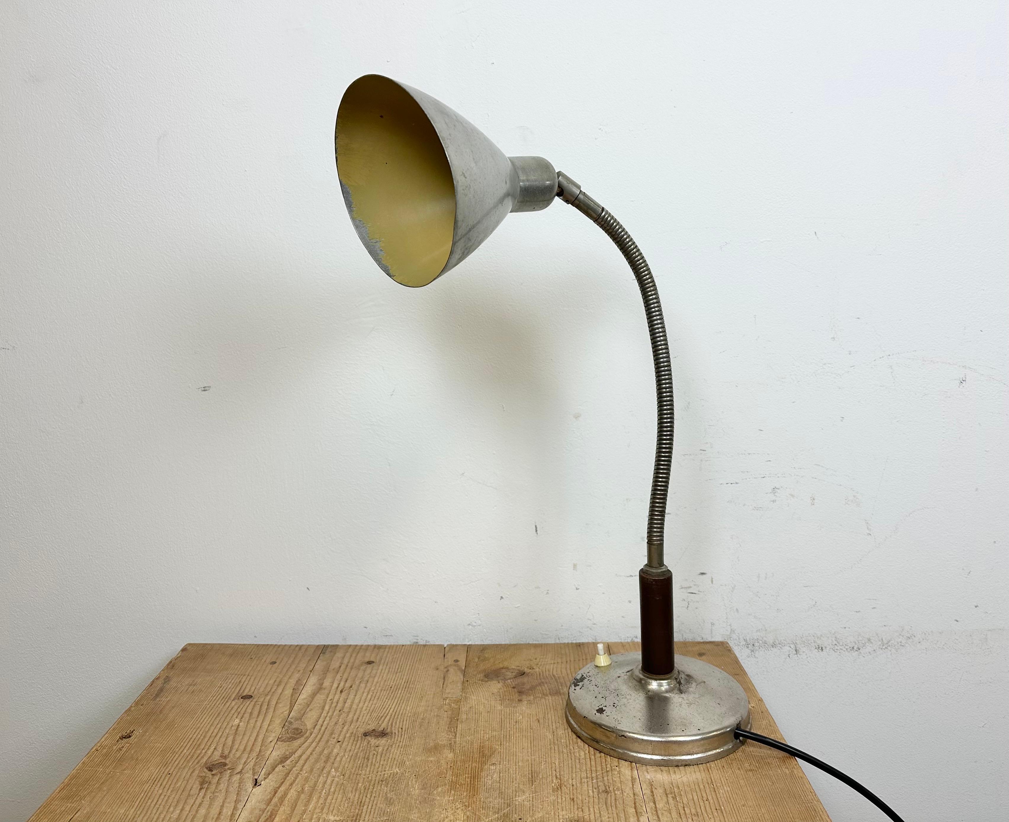 Vintage Gooseneck Table Lamp, 1950s In Good Condition For Sale In Kojetice, CZ