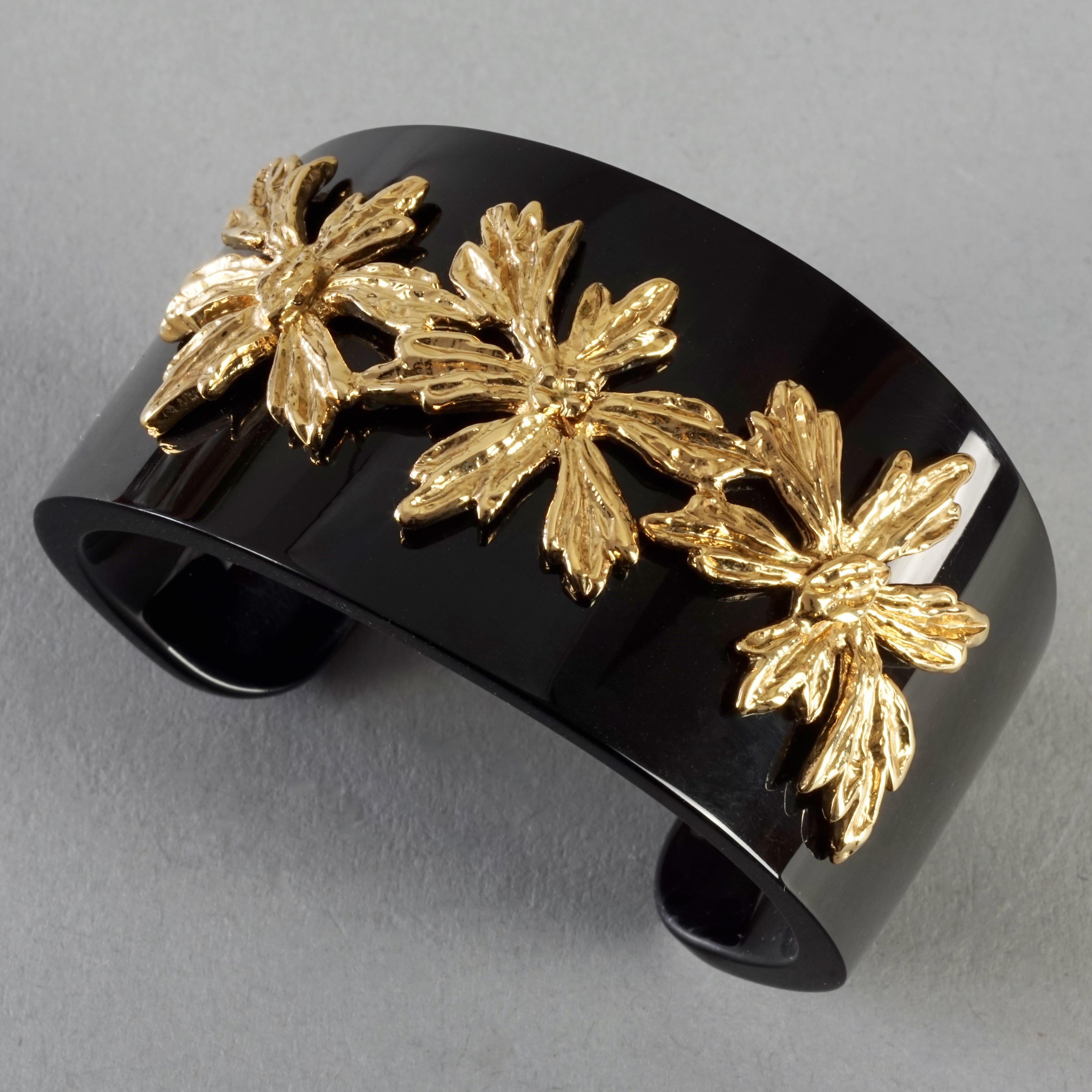 Vintage GOOSSENS PARIS Gilt Flower Overlay Black Acrylic Cuff Bracelet In Excellent Condition For Sale In Kingersheim, Alsace