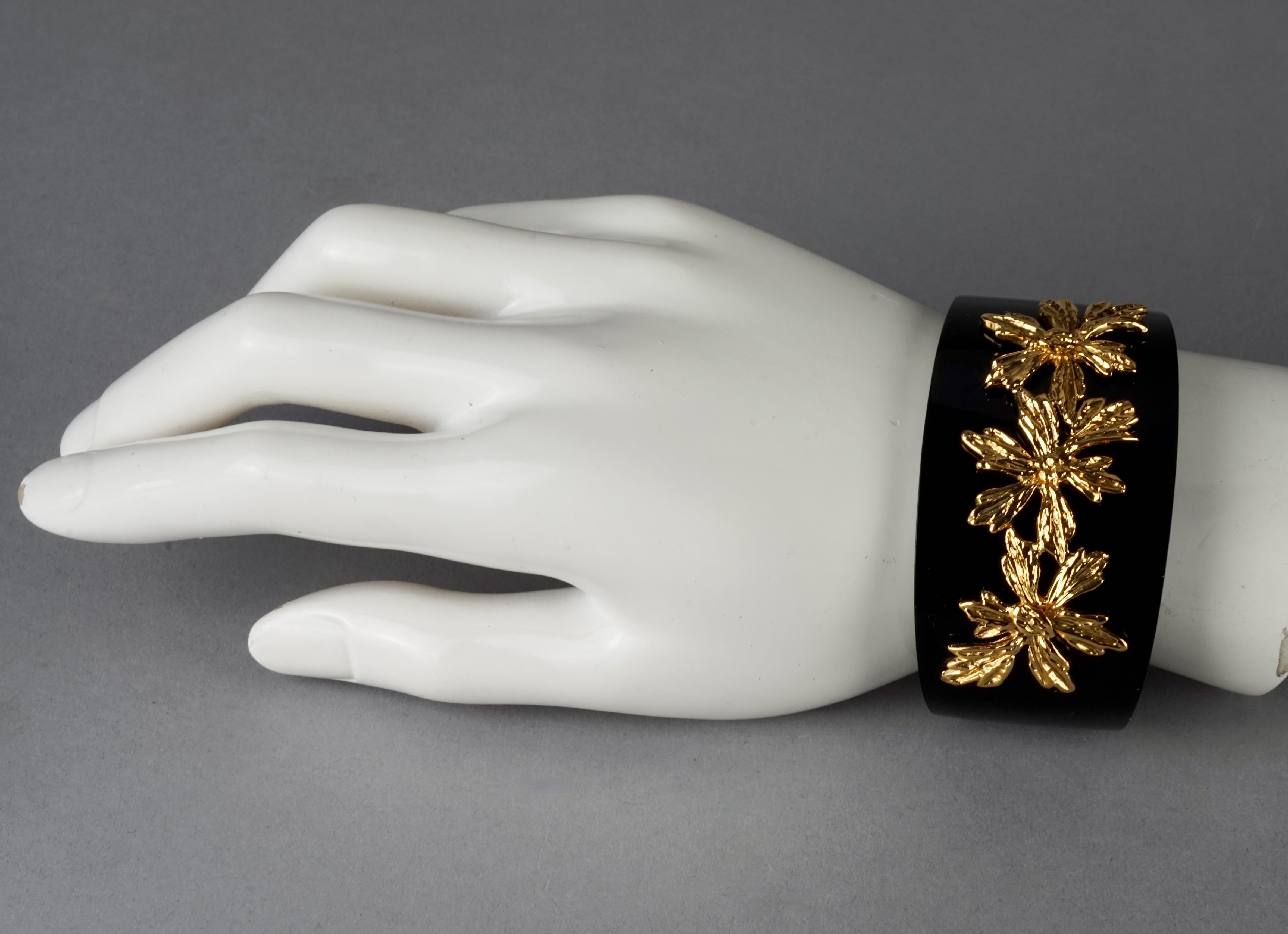 Vintage GOOSSENS PARIS Gilt Flower Overlay Black Acrylic Cuff Bracelet For Sale 4