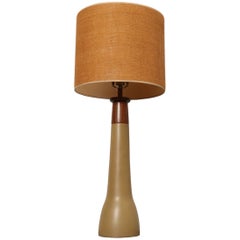 Vintage-Tischlampe von Gordon und Jane Martz aus ockerfarbenem Steinzeug und Walnussholz mit Zierknopf