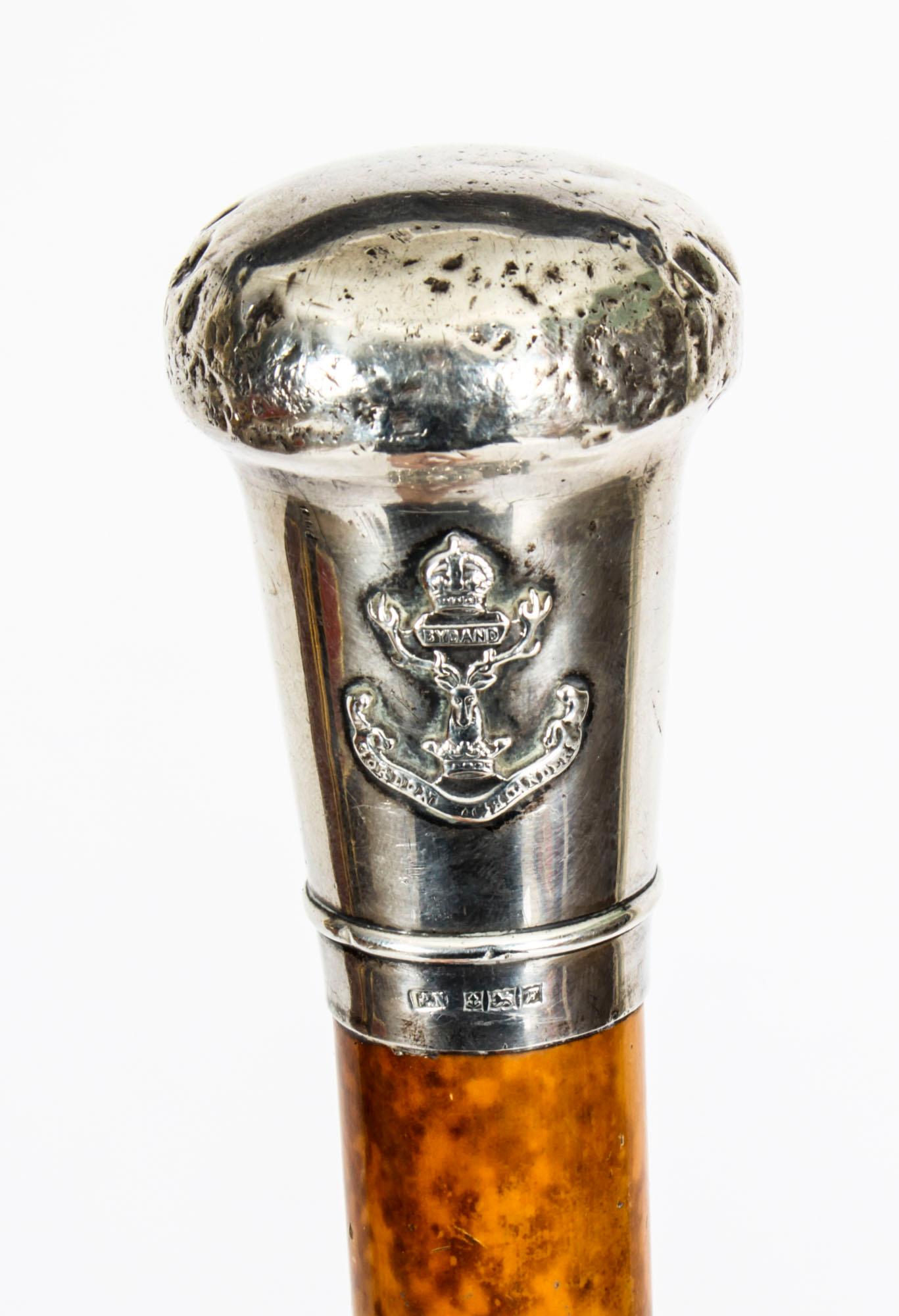 This is a superb large vintage Scottish Gordon Highlanders Warrant Officers Pattern sterling silver-mounted Malacca walking stick, with hallmarks for Birmingham 1955.
 
This decorative walking cane features a splendid globular sterling silver