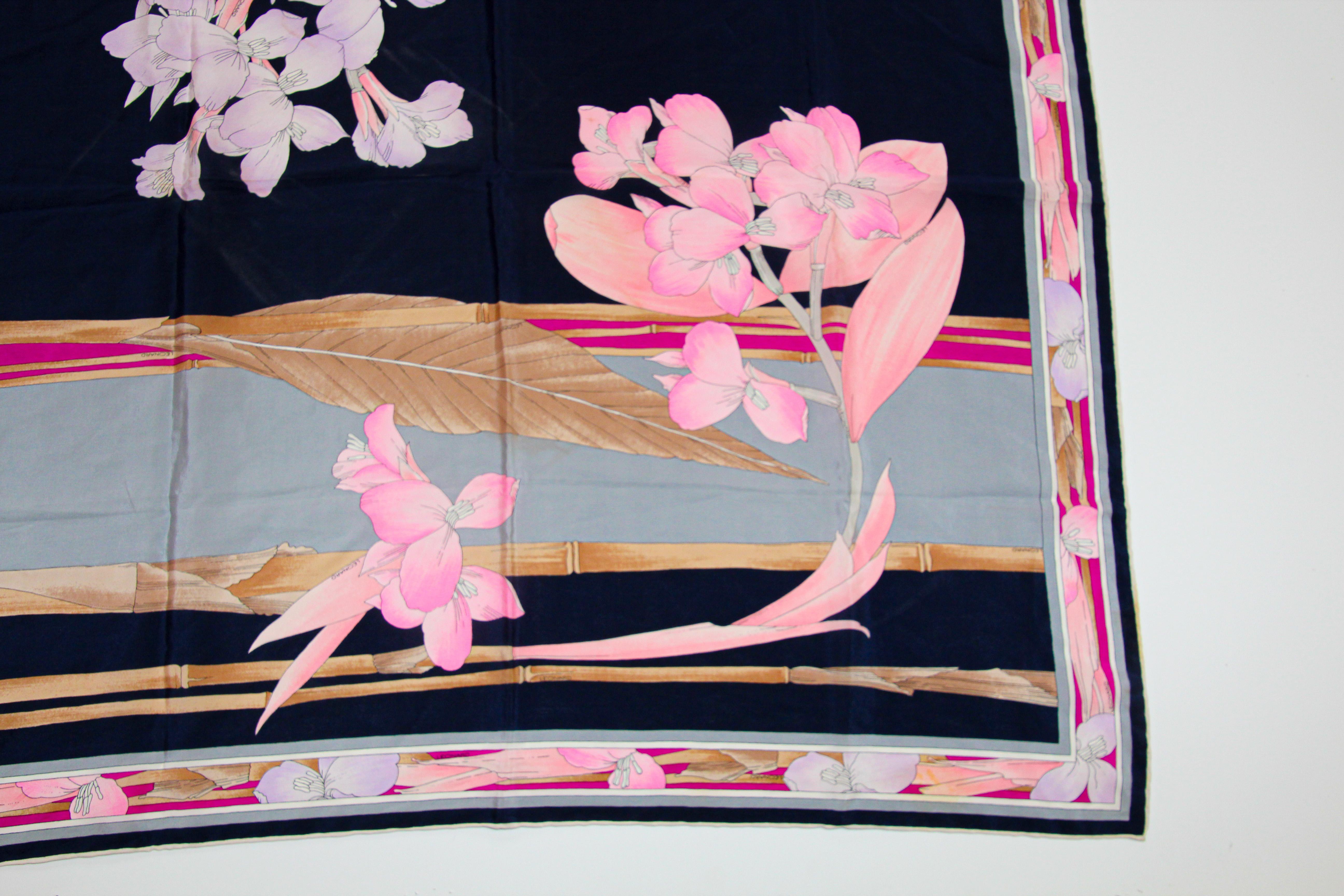 Moderne Superbe écharpe vintage en soie rose par Leonard, Paris en vente